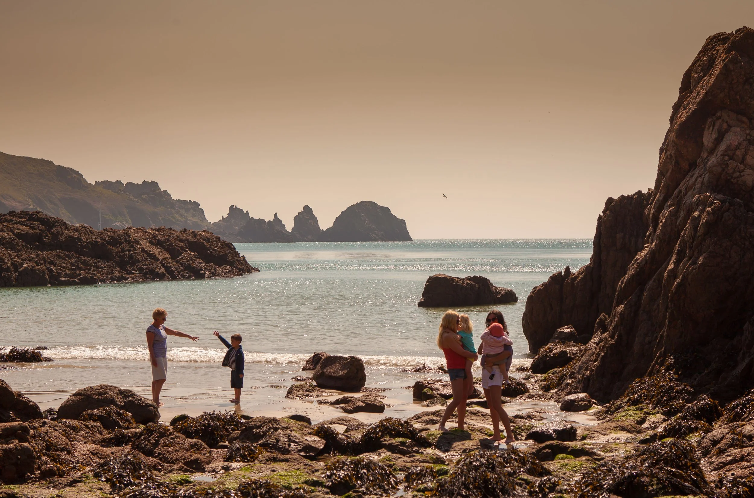 Family at the shore, Mouline Huet Guernsey