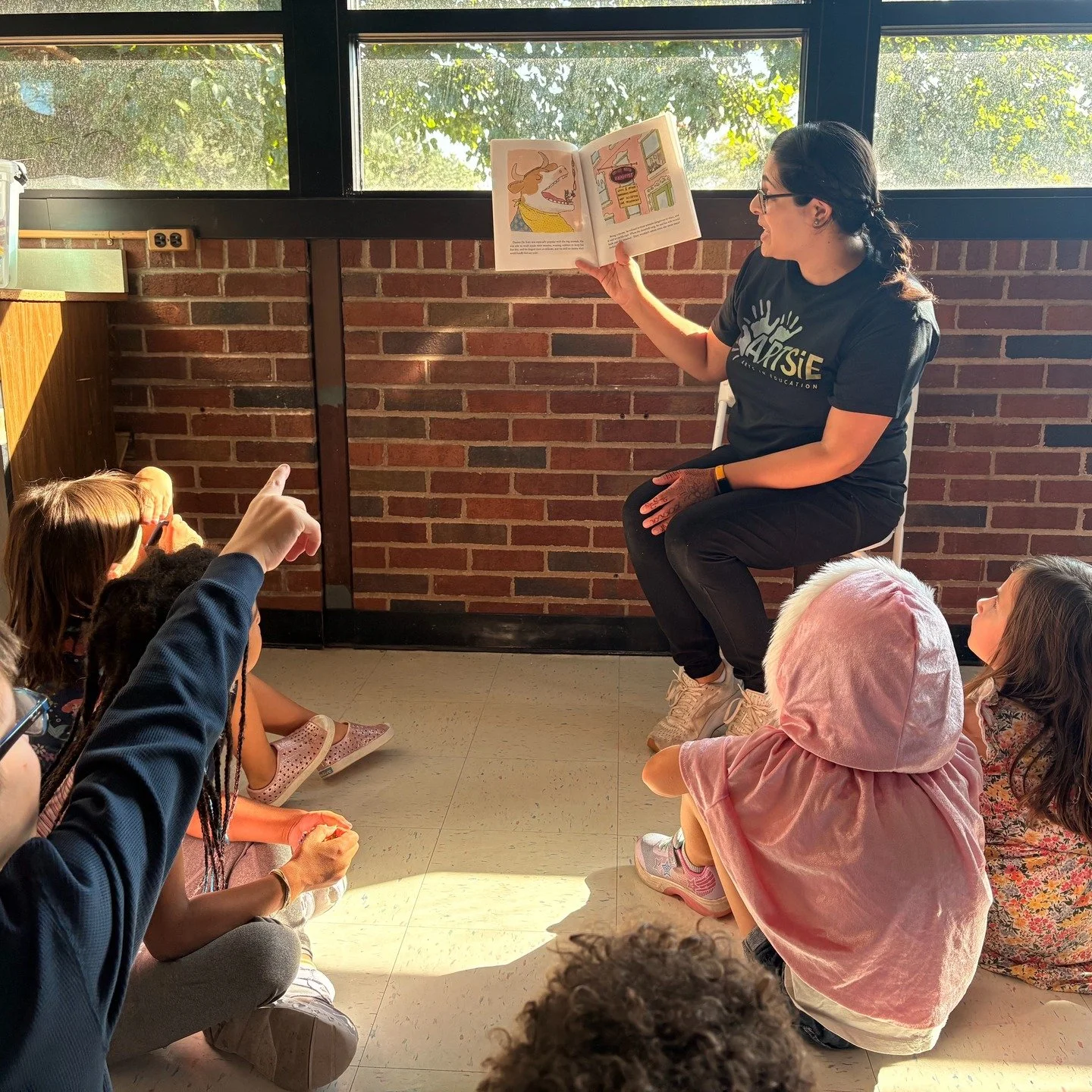 🍂 FALL in love with a book!
This fall ARTSiE young artists at Washington Elementary and Fleetwood Jourdain are enriching their lives with the morality tale of Doctor De Soto, a beloved classic children’s book by William Steig. 
And this week