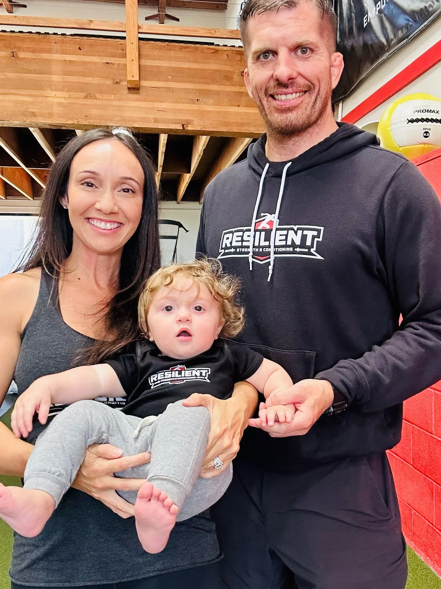👋If you&rsquo;re new to following us, we&rsquo;re Resilient Strength &amp; Conditioning a family owned gym in Carlsbad, run by a husband &amp; wife team with a baby &amp; dog who are basically part of the gym family too 🐶👶! ⁣⁣
⁣⁣
When you walk thr