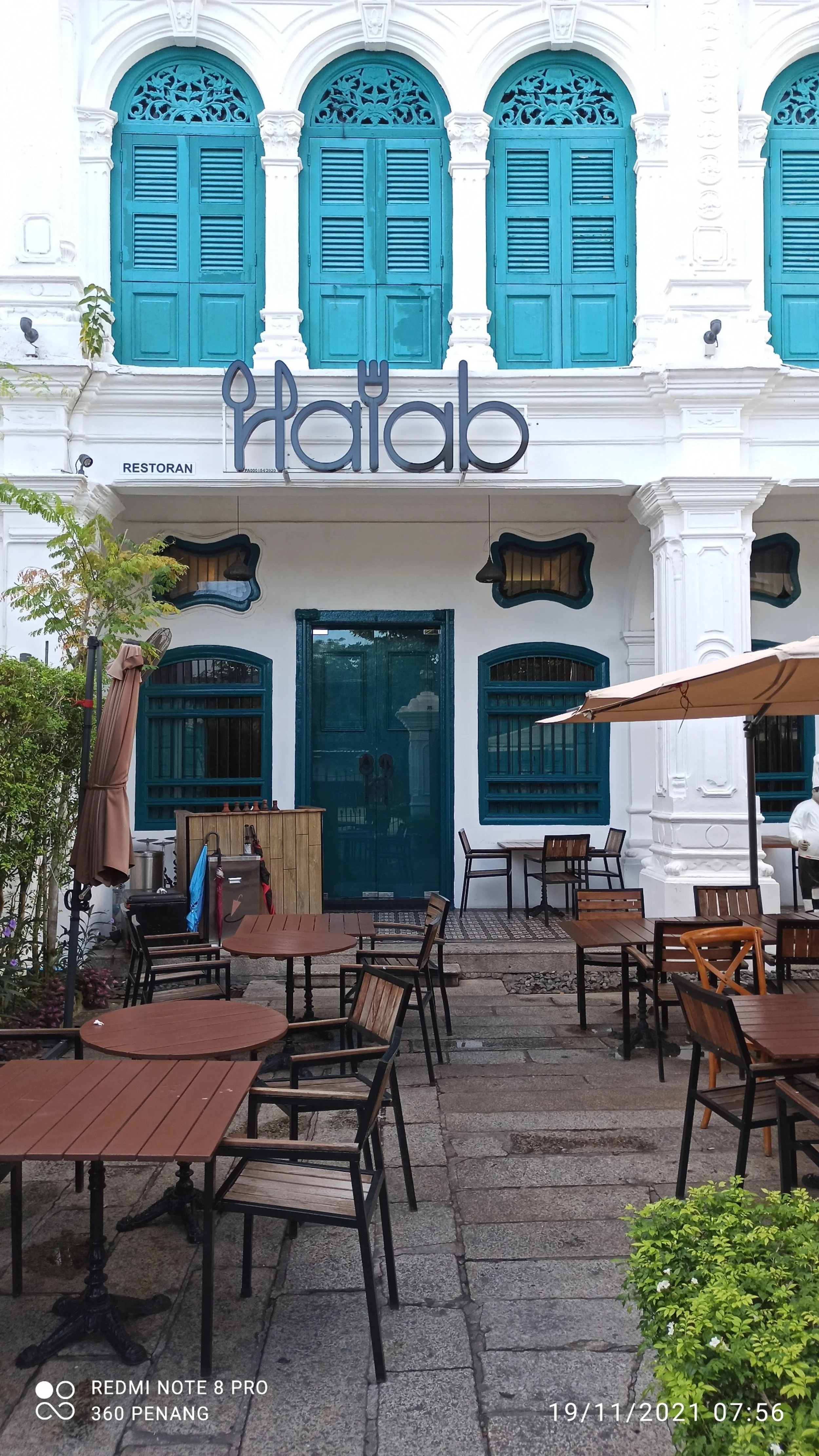 Restaurant Halab with distinctive green window shutters