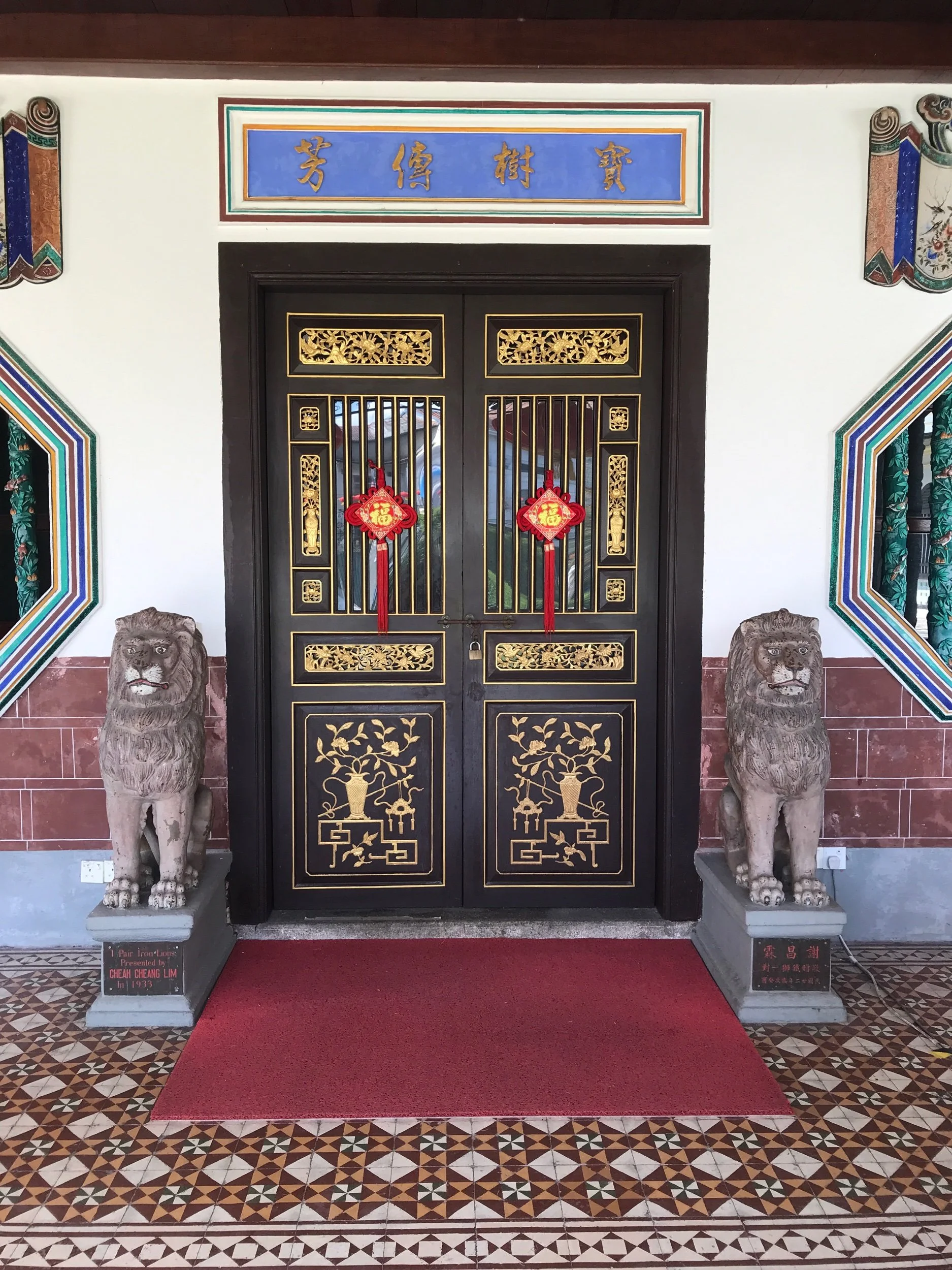 Entrance with lion statutes guardians