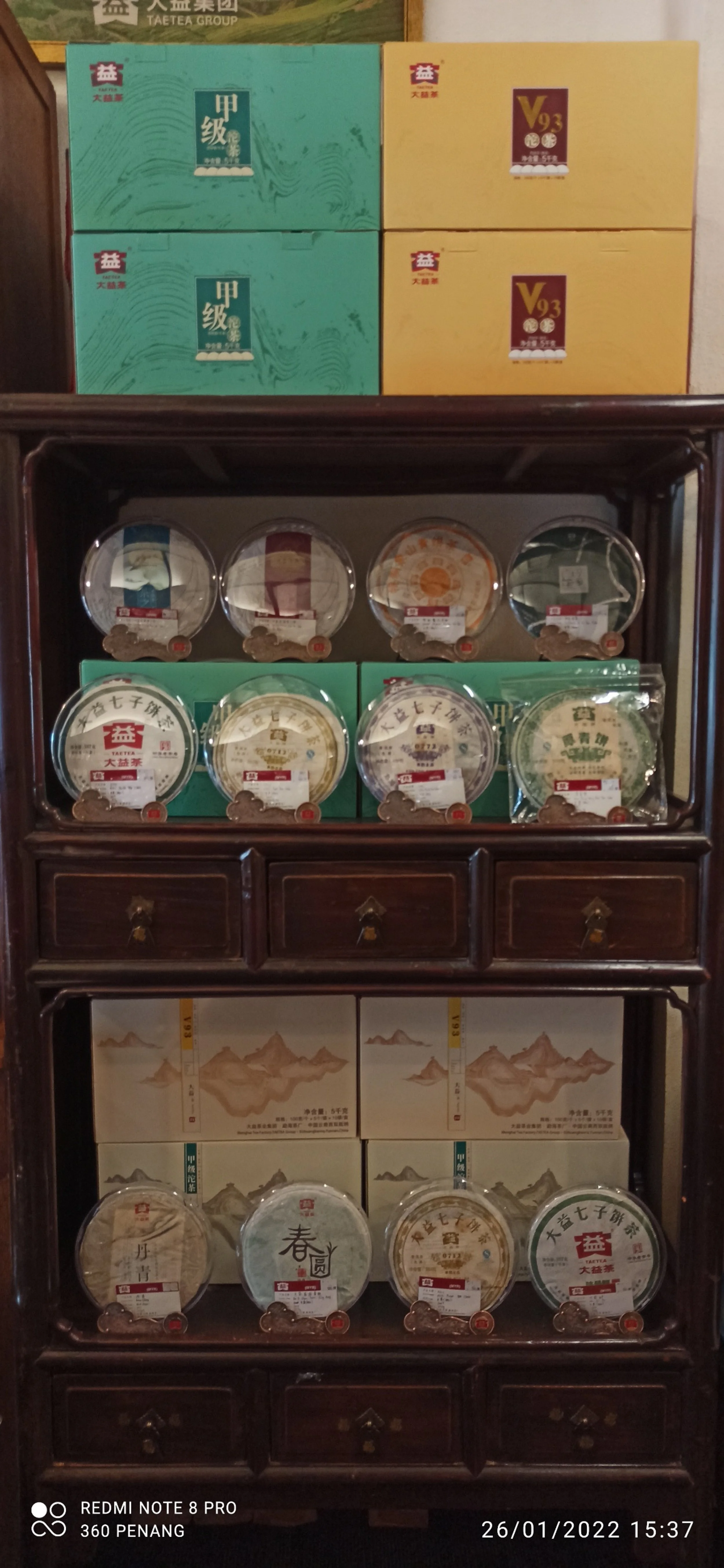 Cakes of raw and fermented tea