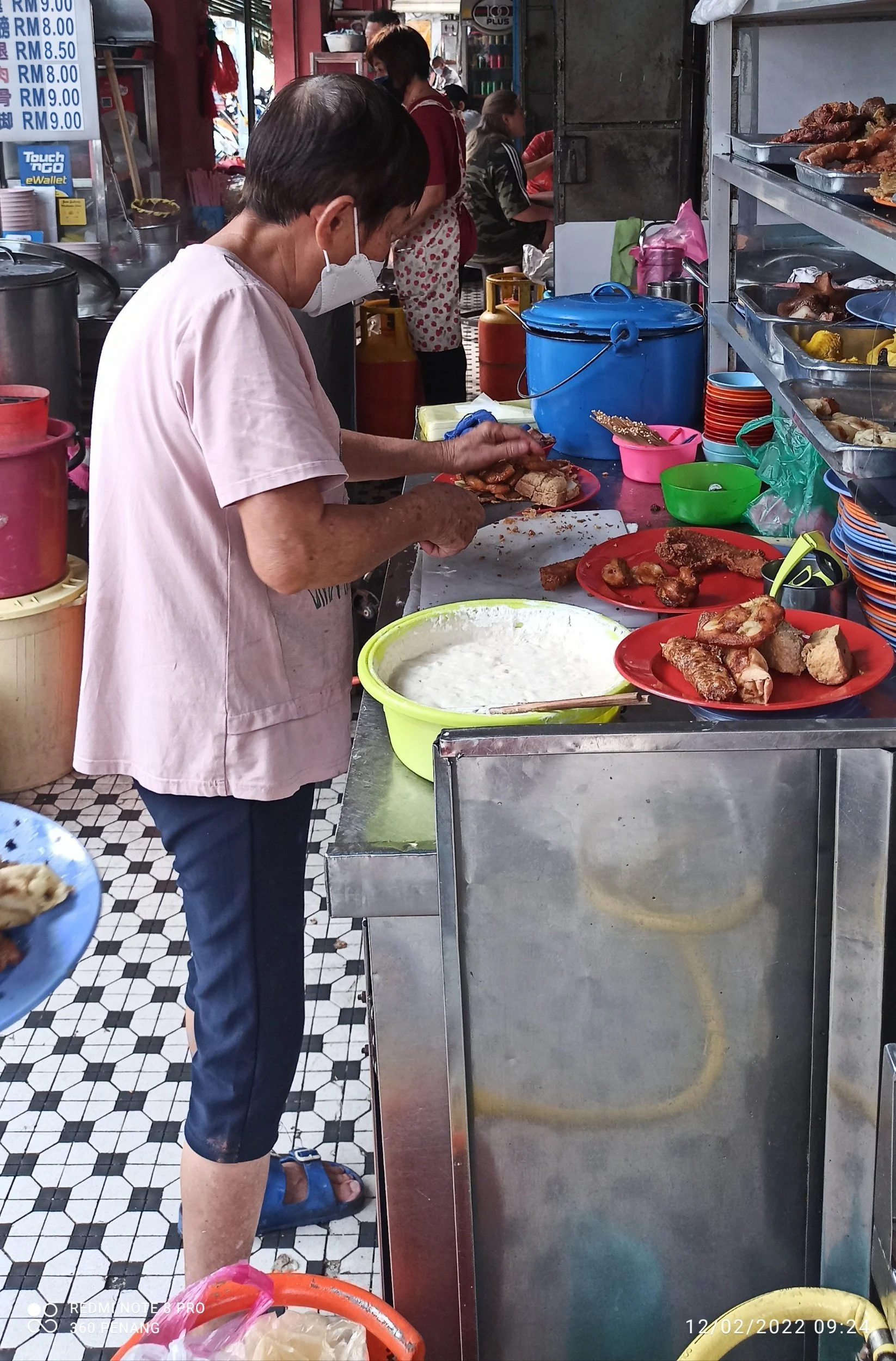 Chopping up lor Bak into bite sized pieces