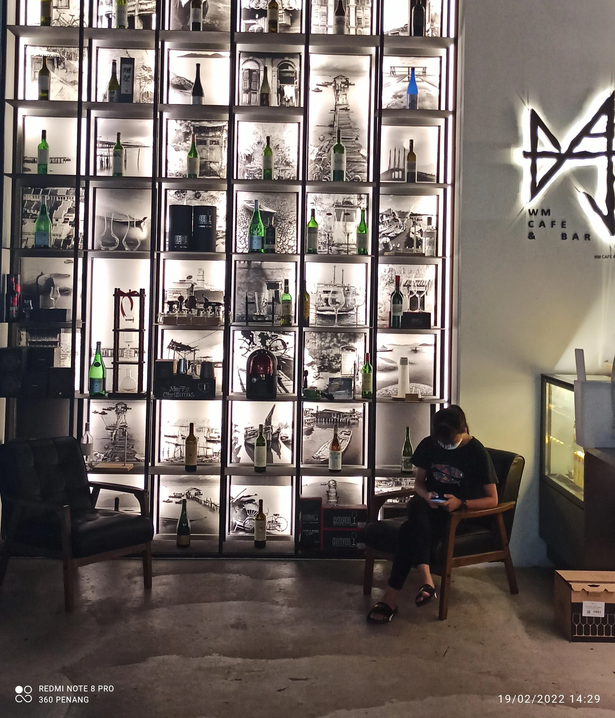 Display cabinet at the entrance