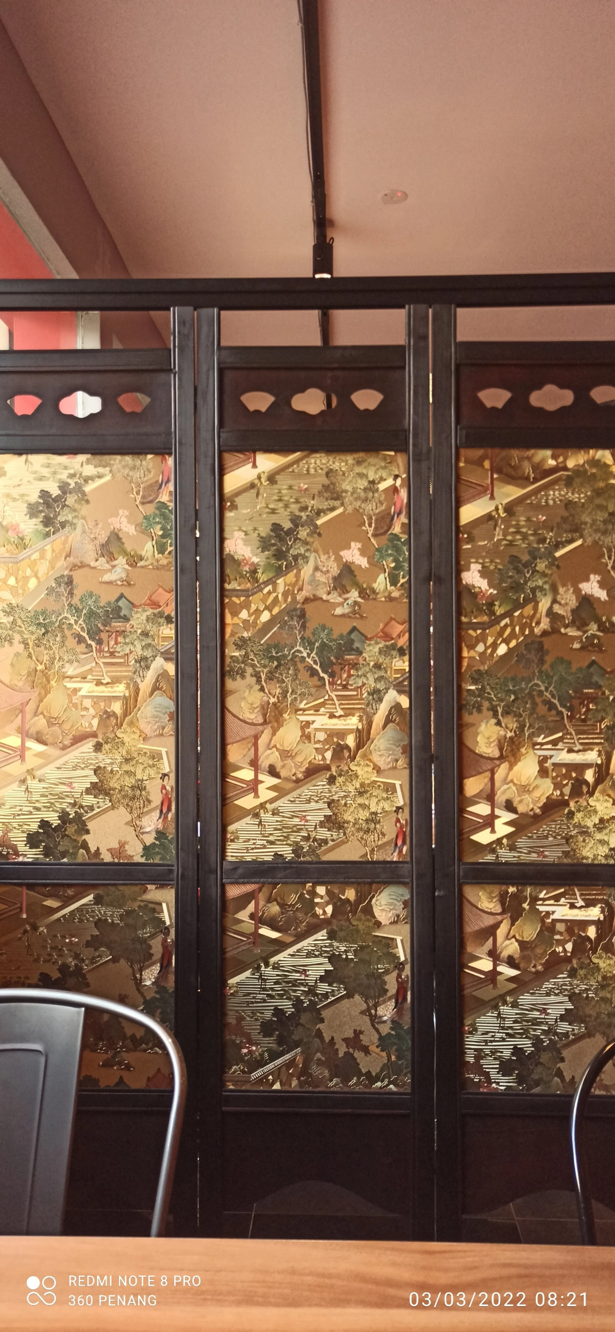 Privacy screen separating diny booths