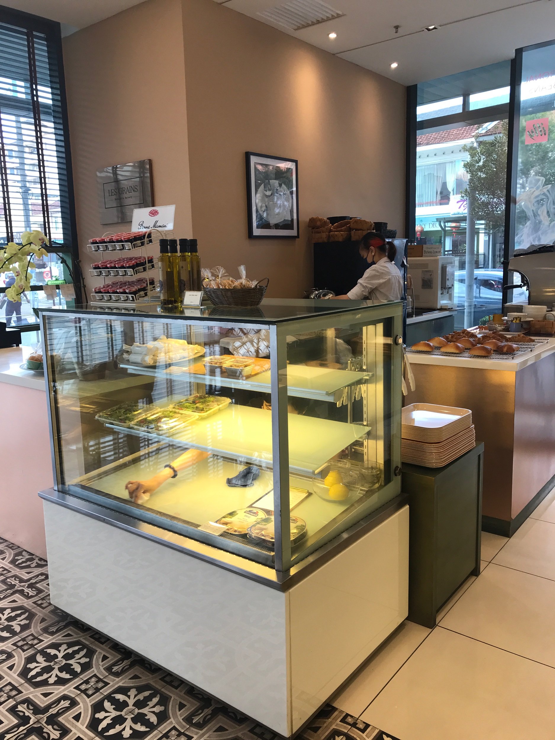 Display cabinet fit pastries