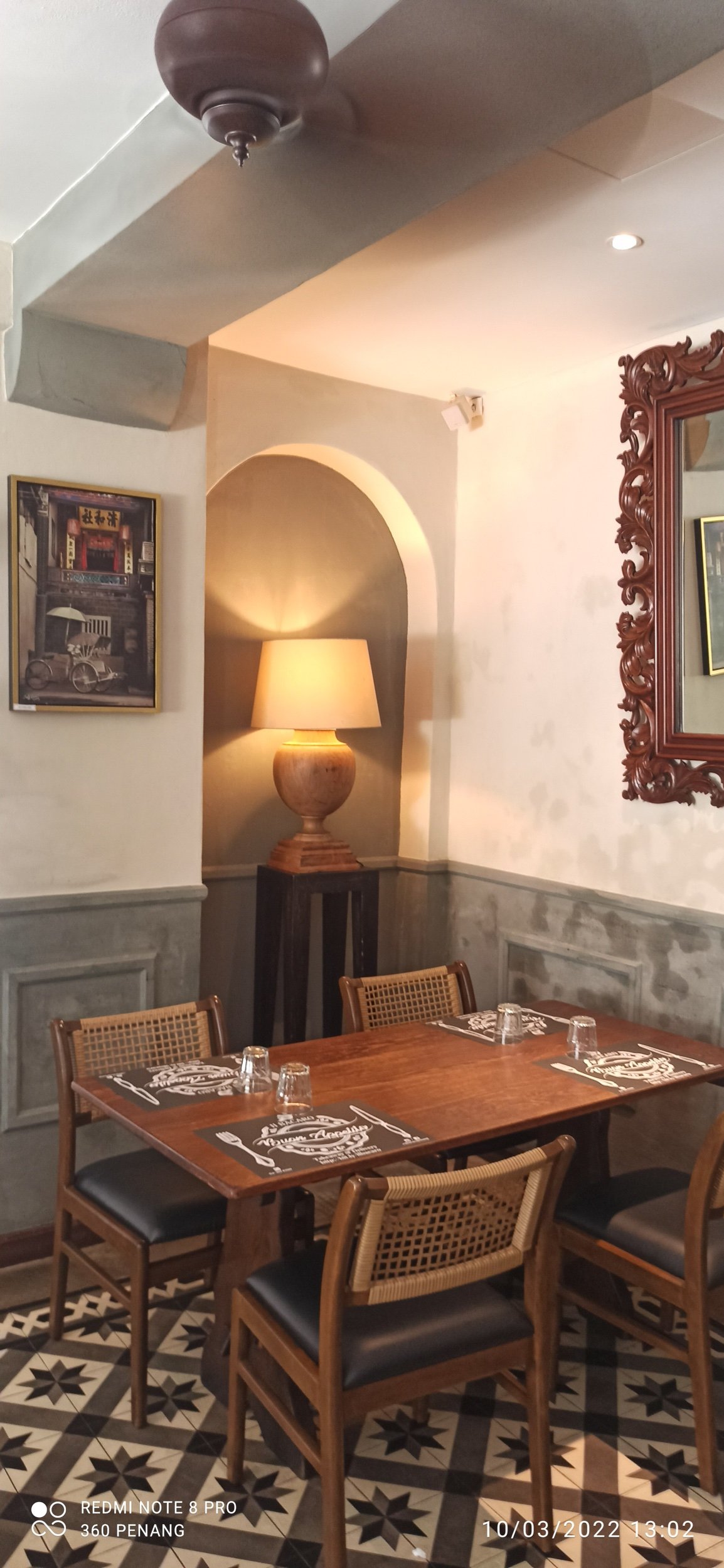 Corner alcove