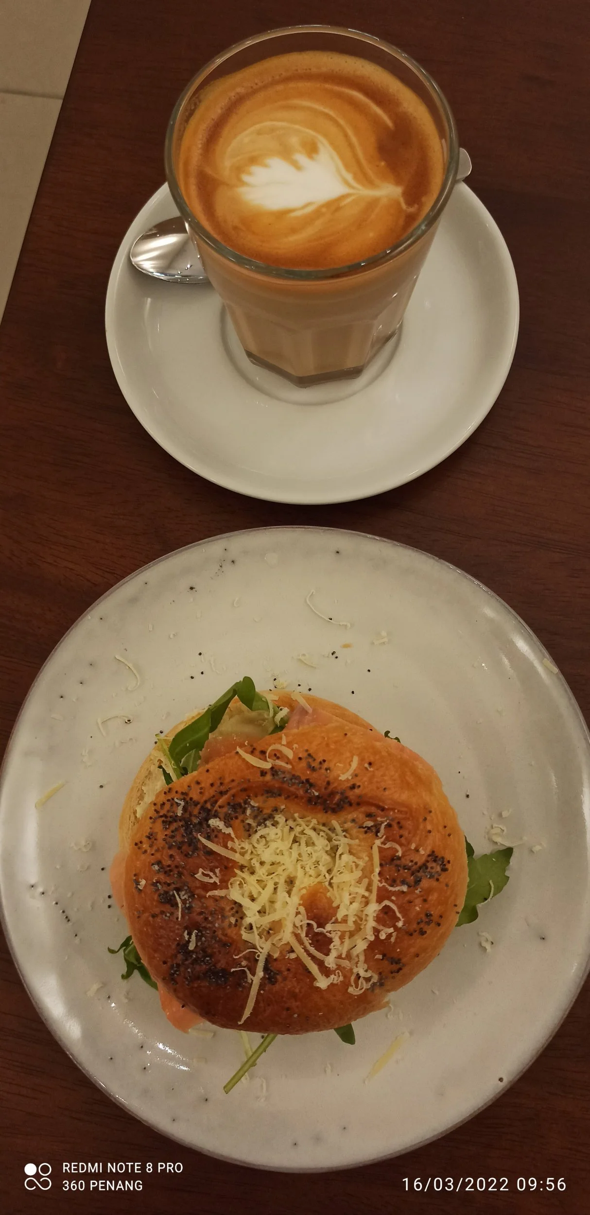 Breakfast bagel of smoked salmon with latte RM23