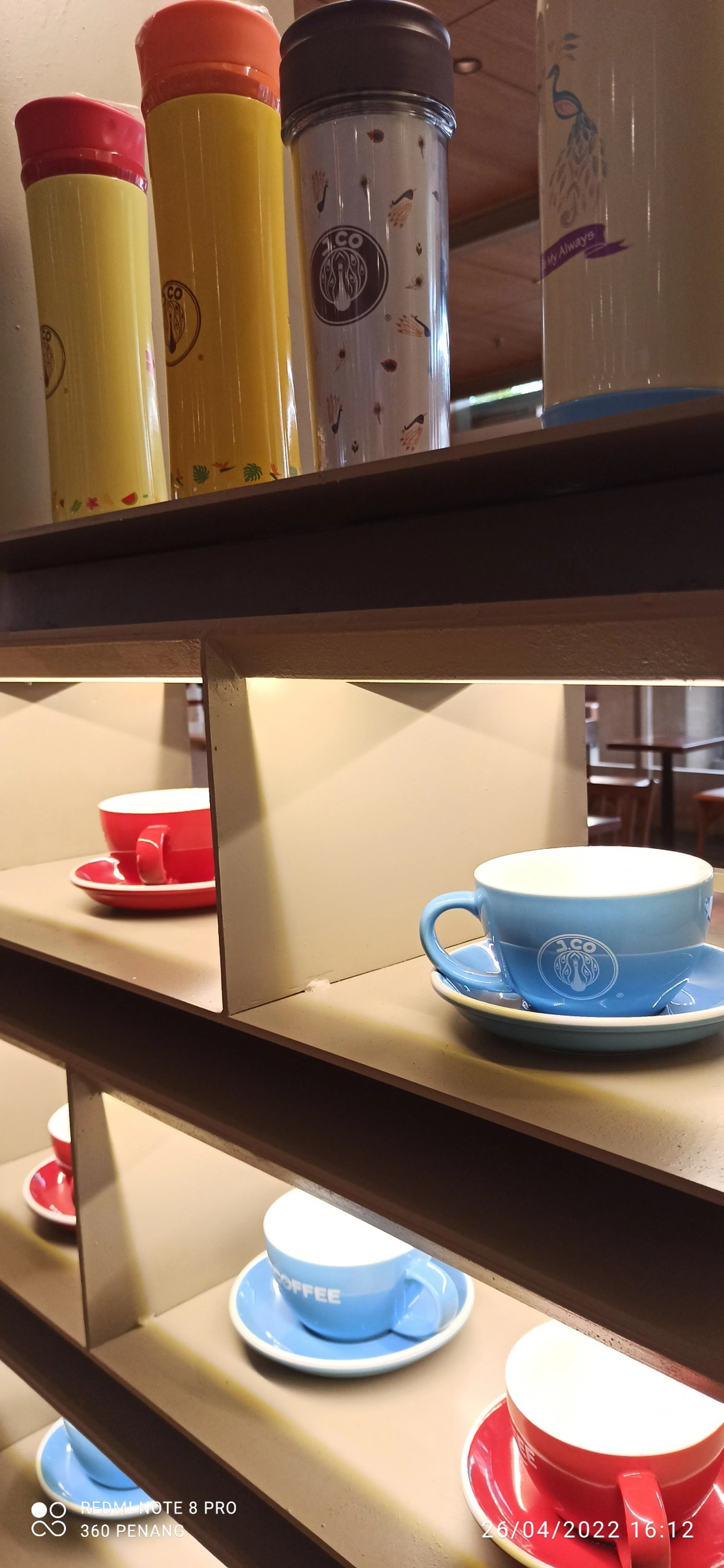 Cups and coffee mugs on display