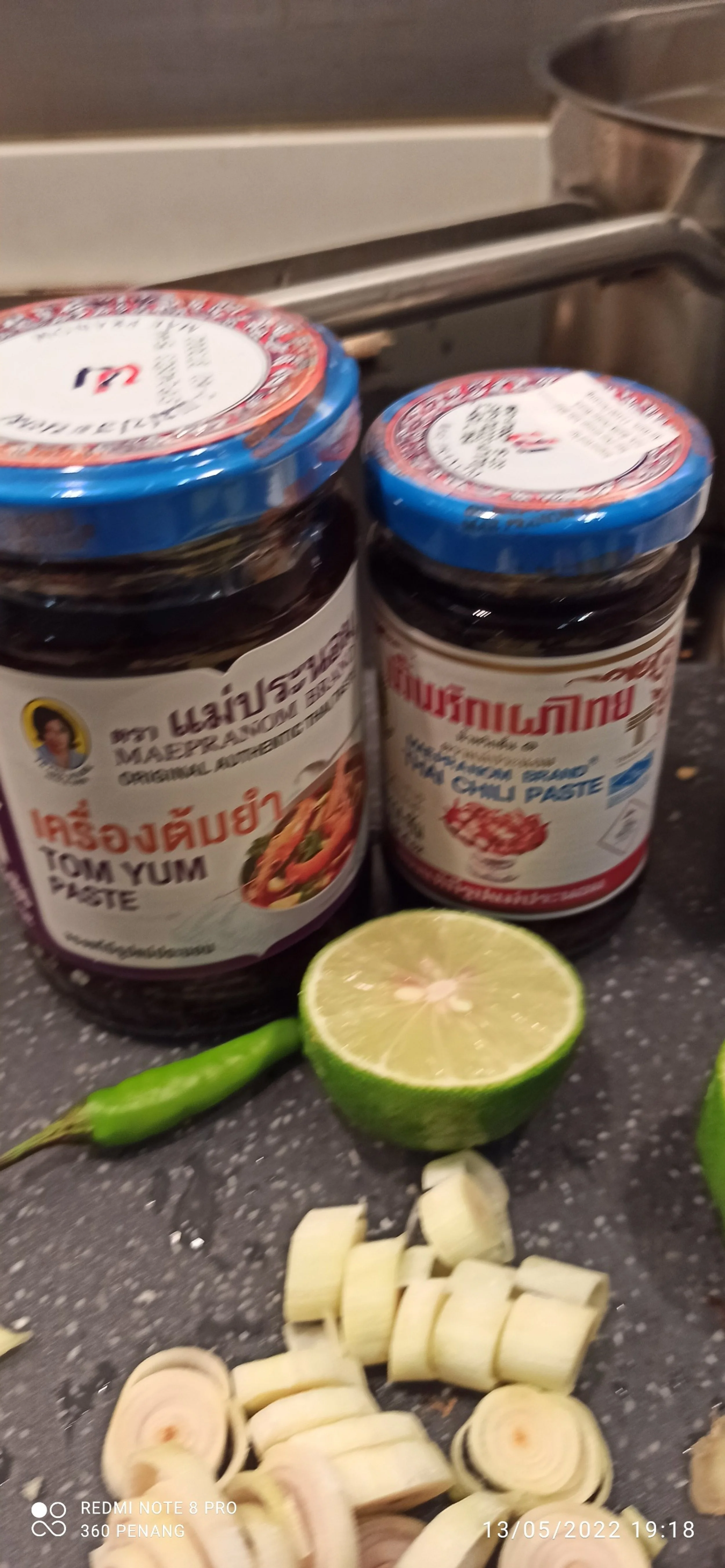 Maepranom Tom Yam Paste & child saucr