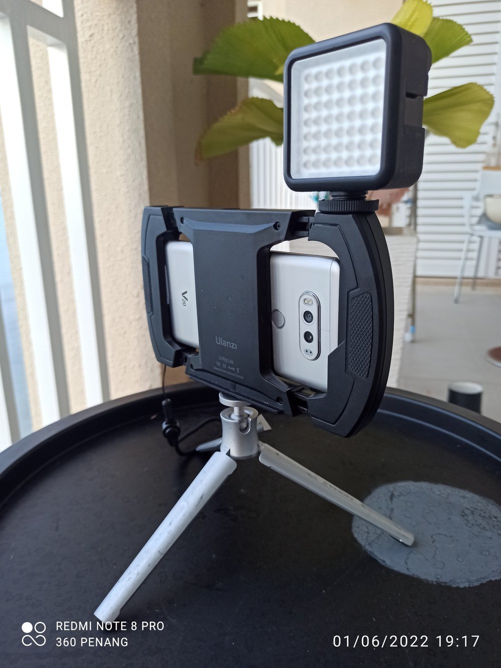 Smartphone cages, LED lights and Micophones