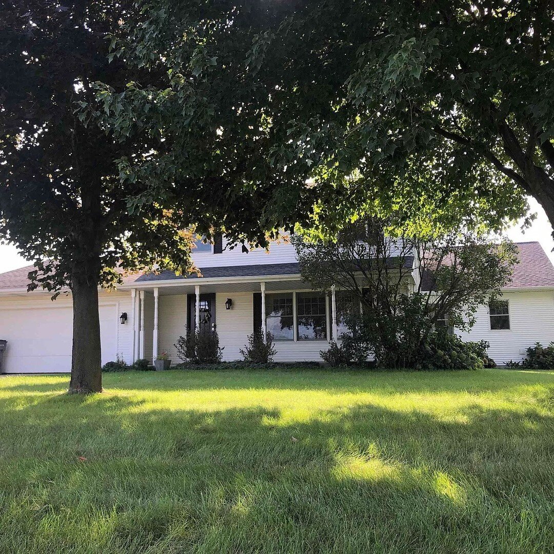 Open House ! New Listing!
60971 County Road 37, Middlebury, IN 
$619,0005 on 3 Acres, 5 bedrooms, 4 baths, and 2 barns (Middlebury Schools)

https://www.zillow.com/homedetails/60971-County-Road-37-Middlebury-IN-46540/138634149_zpid/?fbclid=IwAR3sfZr3