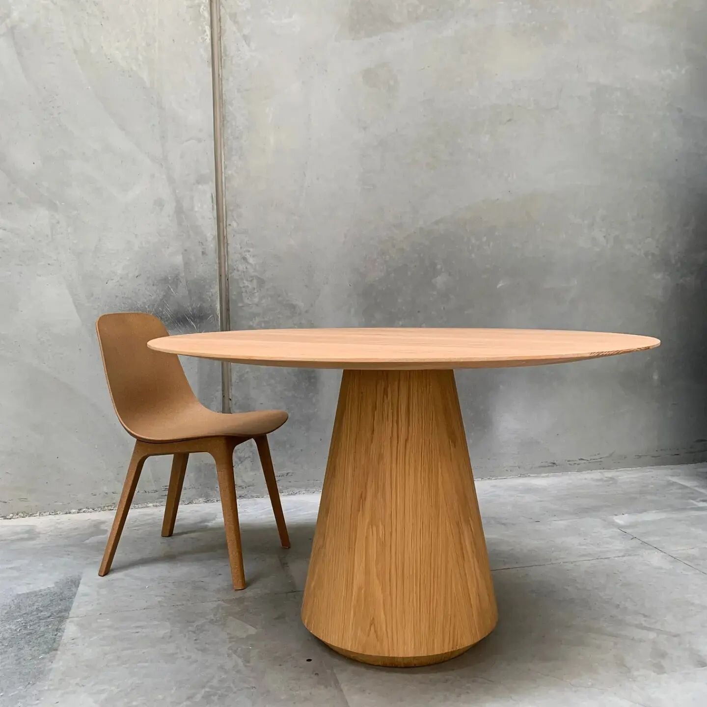 Introducing the ALLAMBEE  Round Dining Table for FORMACY. 
Available in a range of sizes and finishes, this elegant dining table features a distinctive conical base, which creates the illusion of it hovering above the floor as well as a slim shark no