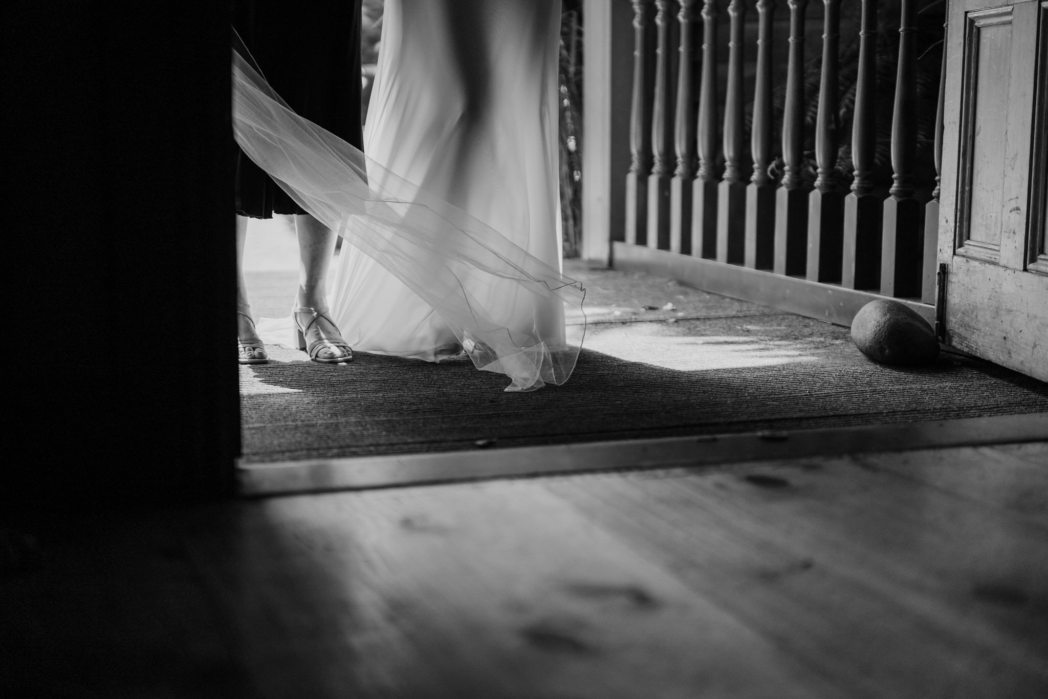 kumeu-valley-estate-auckland-wedding-venue-anada-new-zealand-asian-chinese-dear-white-productions-photography-videographer-gate-crashing-door-red-bag (32).jpg