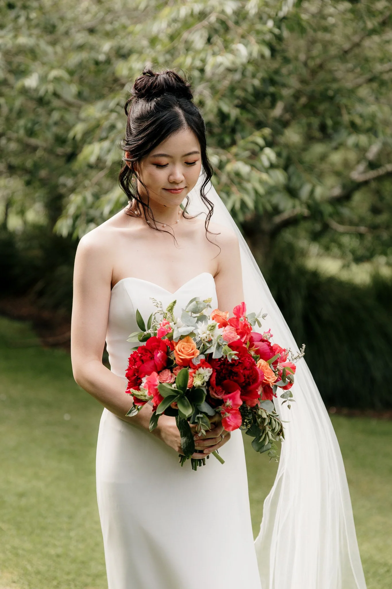 kumeu-valley-estate-auckland-wedding-venue-anada-new-zealand-asian-chinese-dear-white-productions-photography-videographer-gate-crashing-door-red-bag (52).jpg