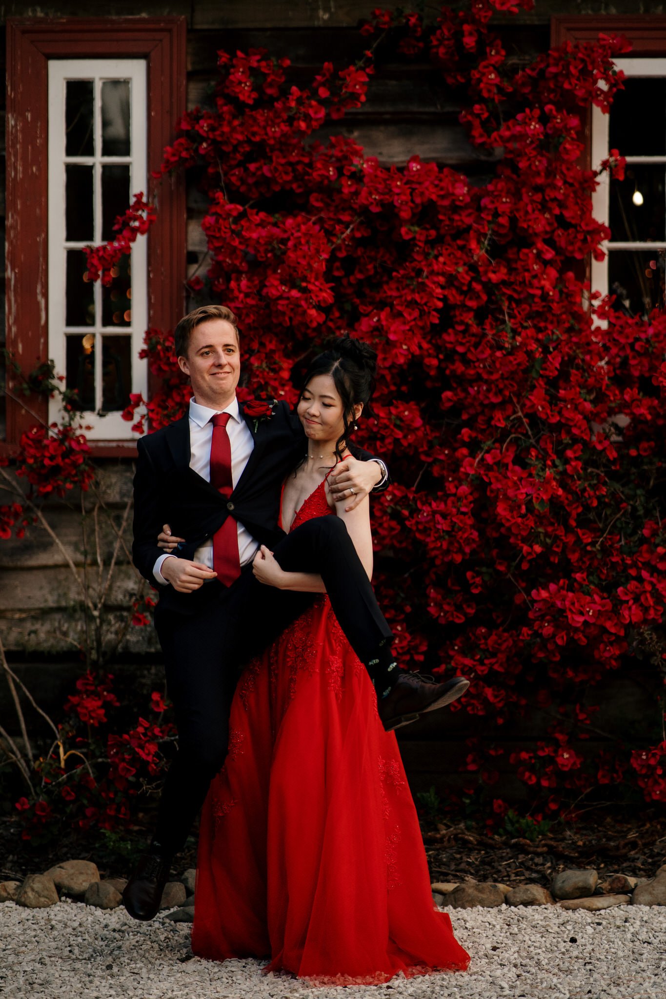 kumeu-valley-estate-auckland-wedding-venue-anada-new-zealand-asian-chinese-dear-white-productions-photography-videographer-gate-crashing-door-red-bag (95).jpg