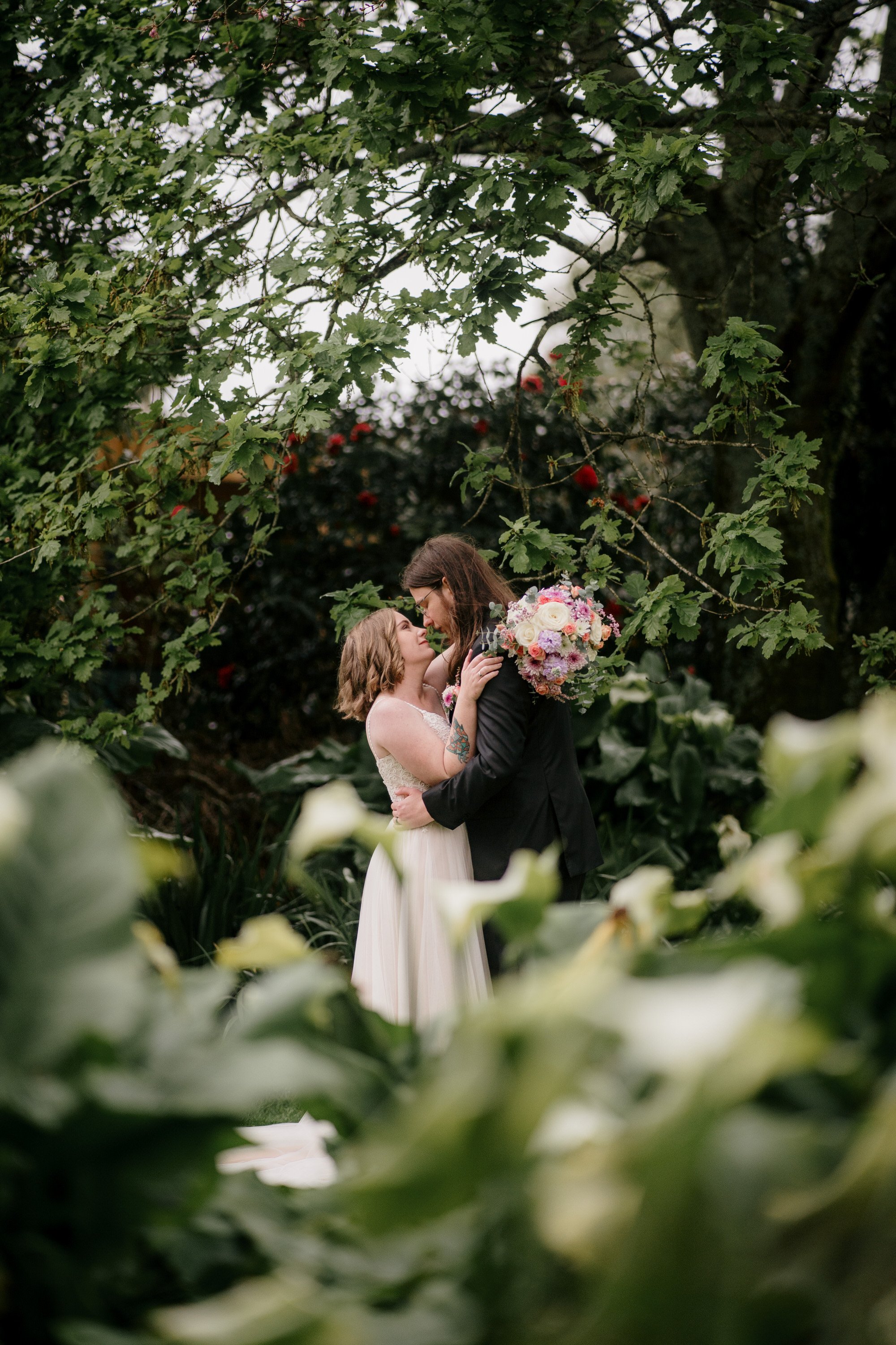 tabula-rasa-top-auckland-wedding-phtographer-NZ-best-photography-videography-film-new-zealand-NZ-top-garden-venue-cherry-blossom-spring-2023-rainy-day-hilton-bride-and-groom-dear-white-productions  (390).jpg