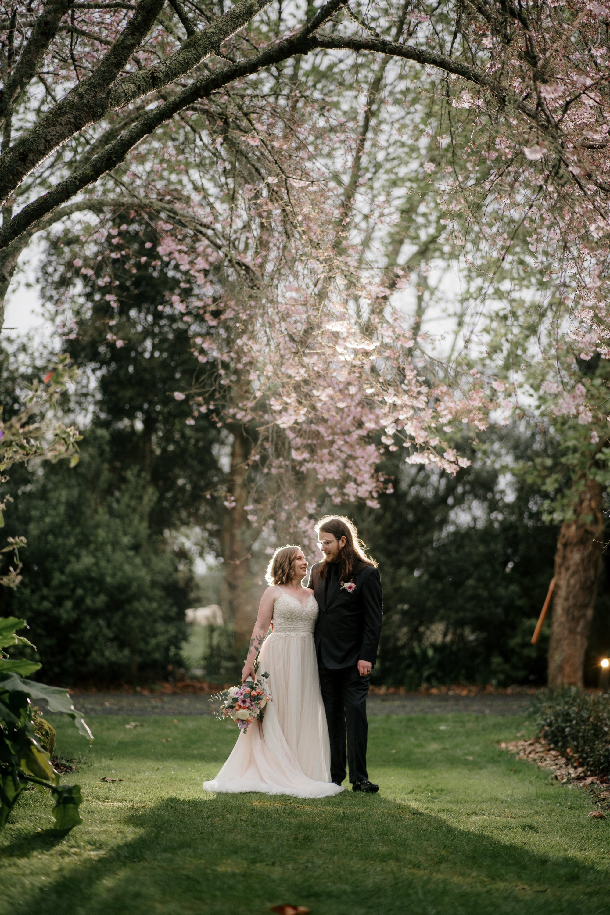 tabula-rasa-top-auckland-wedding-phtographer-NZ-best-photography-videography-film-new-zealand-NZ-top-garden-venue-cherry-blossom-spring-2023-rainy-day-hilton-bride-and-groom-dear-white-productions  (423).jpg