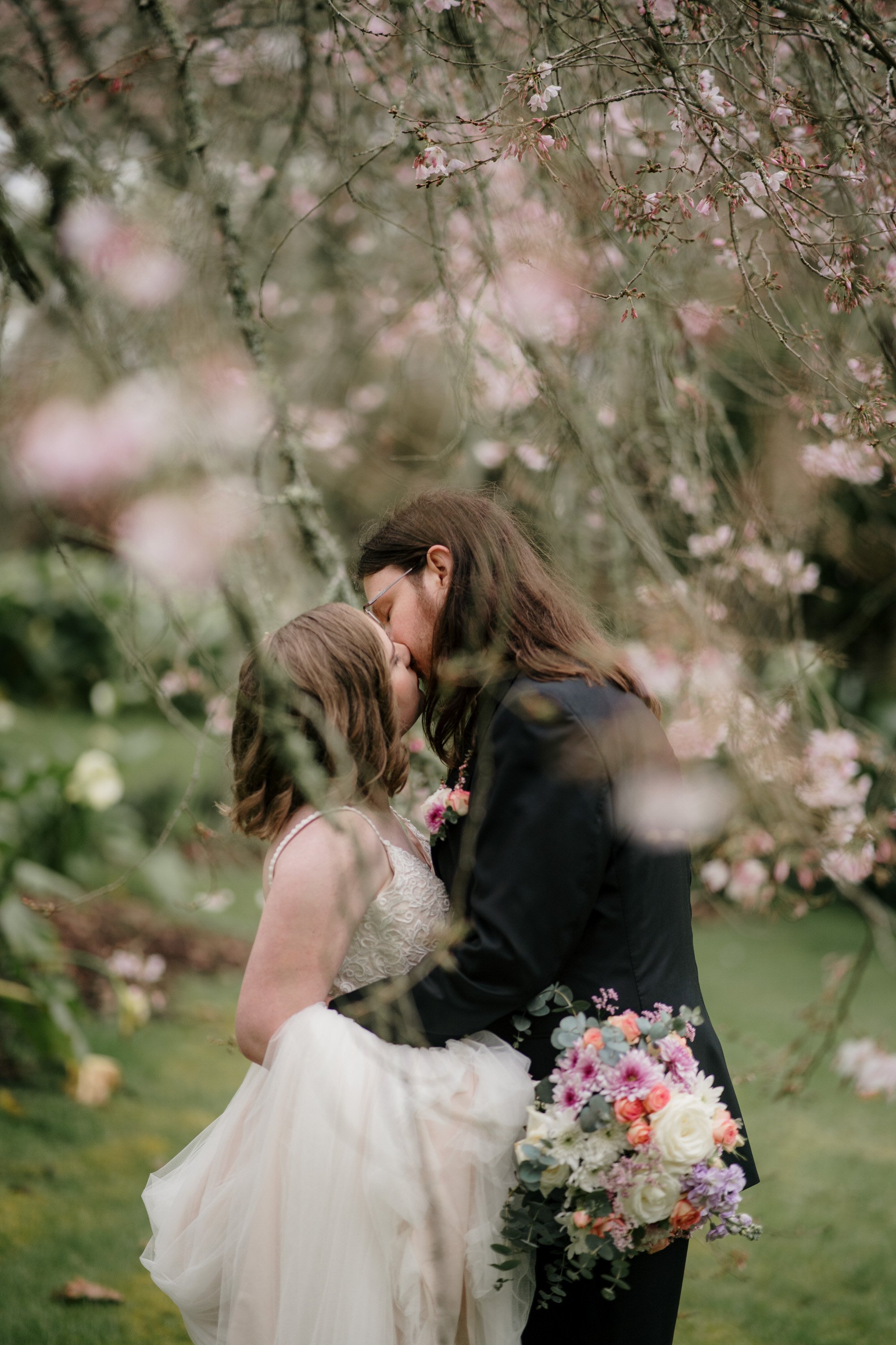 tabula-rasa-top-auckland-wedding-phtographer-NZ-best-photography-videography-film-new-zealand-NZ-top-garden-venue-cherry-blossom-spring-2023-rainy-day-hilton-bride-and-groom-dear-white-productions  (435).jpg