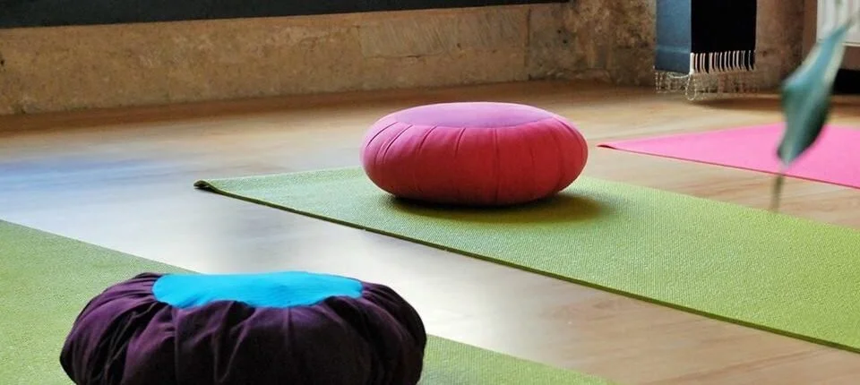 Petit groupe pratiquant le Pilates au sol