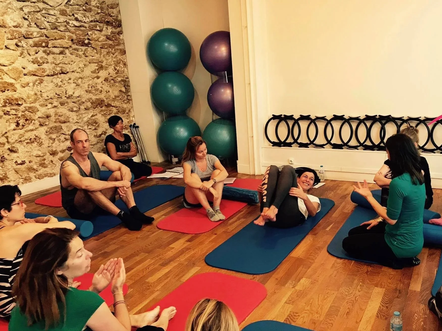 Cours de Pilates en groupe au sol
