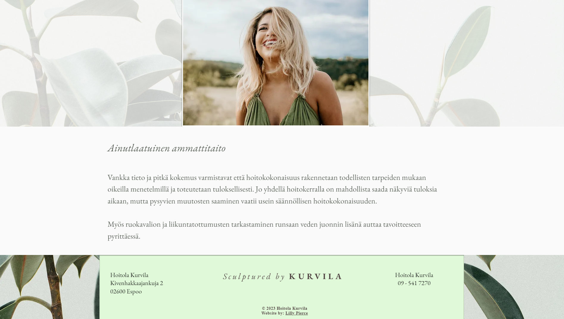 Verkkosivun kuva, jossa laihdutushoitola  kurvilan etusivu. Tekstinä on "Ainutlaatuinen ammattitaito" sekä hoitolan nimi ja yhteystiedot. Taustalla näkyy kasvinlehtiä. Alatunnisteessa verkkosivun tekijän tiedot." Lilly Pierce web design