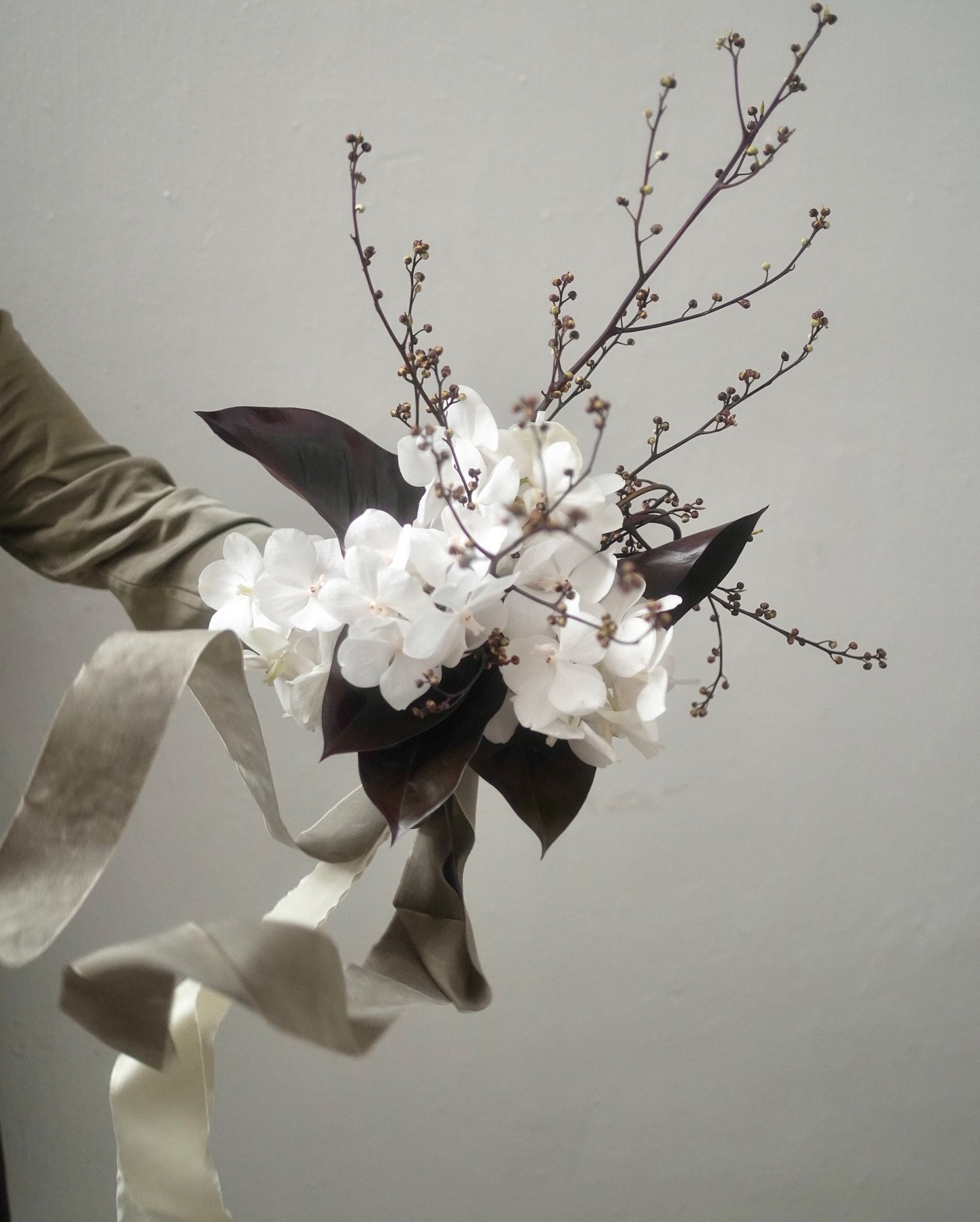 For the classic bride who is quite a rebel inside.

ft. beautiful flowing silk ribbons in two shades from @eireneartisan