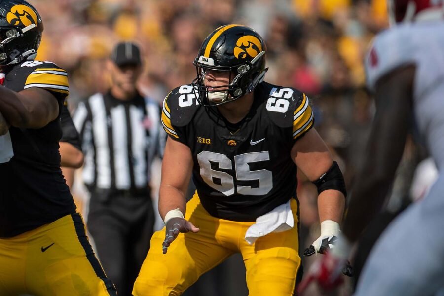 Will to win: How Iowa’s Tyler Linderbaum became the nation’s best center (Austin Hanson, The Daily Iowan)