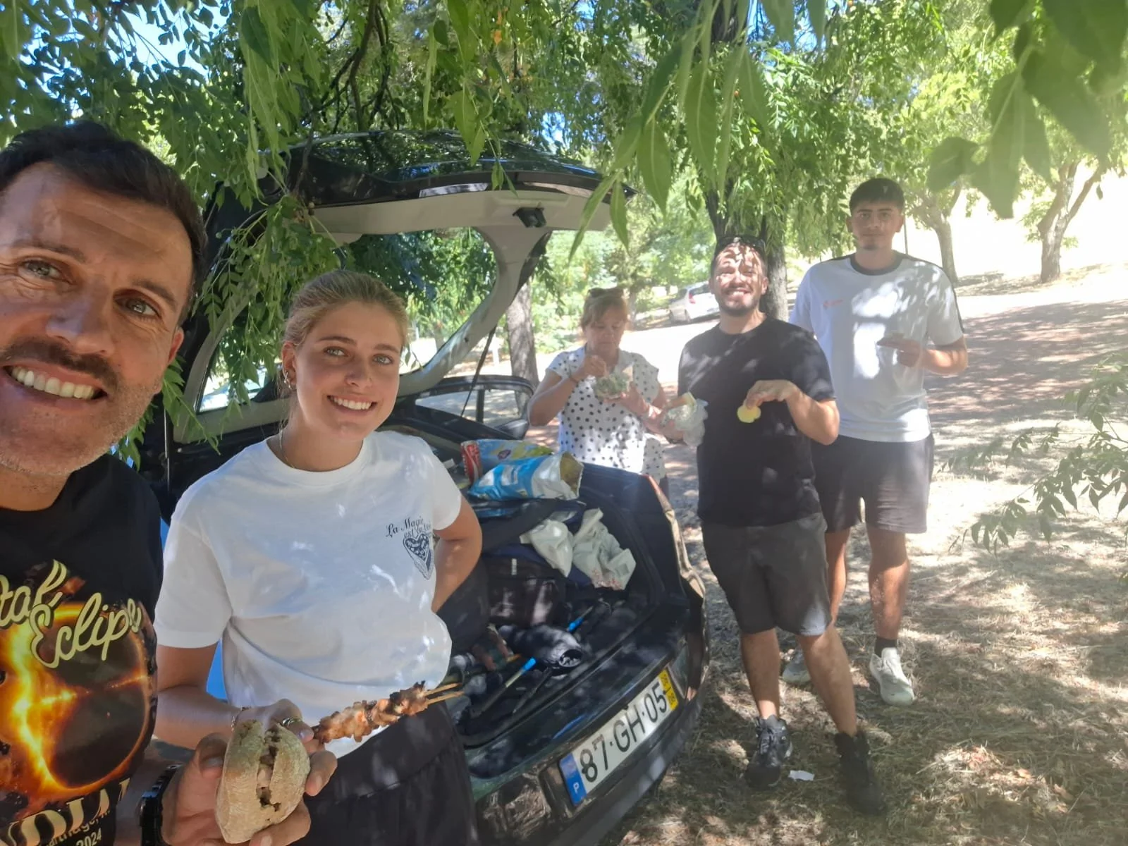 Hugo, Bruna, Tina, Manuel João e Martim foram de Lisboa para Gredos na sexta-feira.
Aqui no almoço volante.
Foto: HA