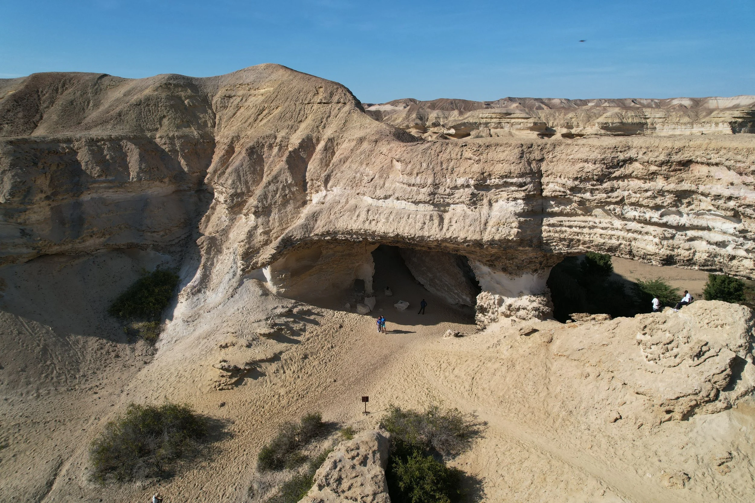 Este local é conhecido por 'Arcos'. É governado pelo Soba. Há uma área adjacente que fica alagada temporariamente, na época das chuvas.
As estruturas pareceram-me ser sedimentos de depósitos lacustres.
Este ambiente de inundações já deve ser muito an