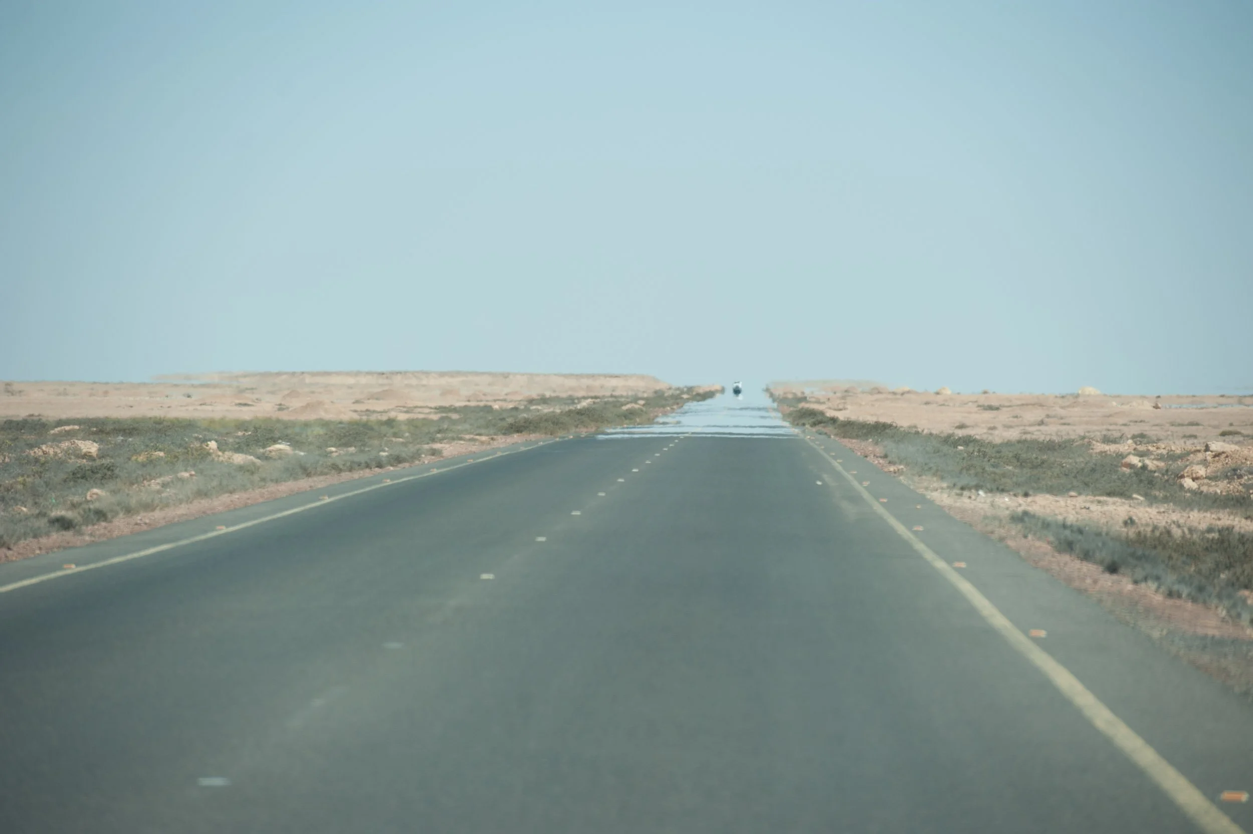 Parece haver água.
Sabemos que não há, mas exploradores de antigamente eram enganados pelas miragens!