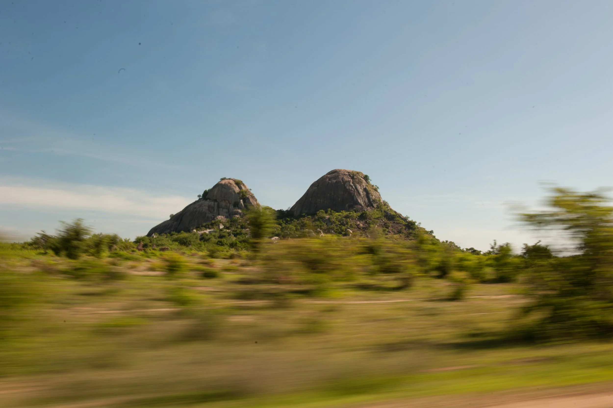 Os relevos salientes e com contactos abruptos com superfícies planas ou de inclinação quase nula chamam-se 'inseberg' na terminologia técnica - traduz-se para monte-ilha em português.
É muito característico dos processos erosivos em ambiente tropical