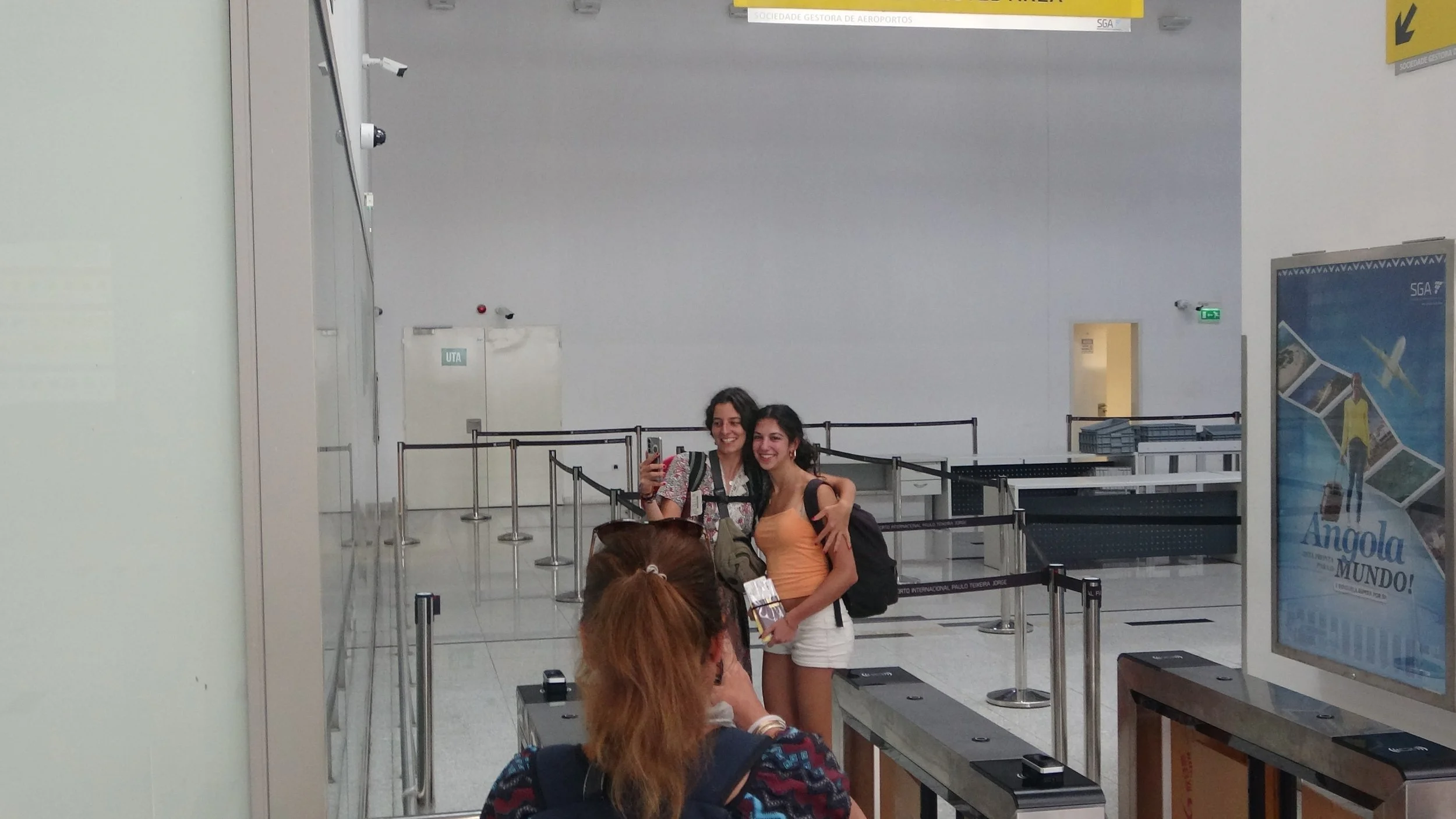 Despedimo-nos da Gabriela e Catarina, no aeroporto de Benguela-Catumbela, que abandonaram a viagem mais cedo (dia 28/12)