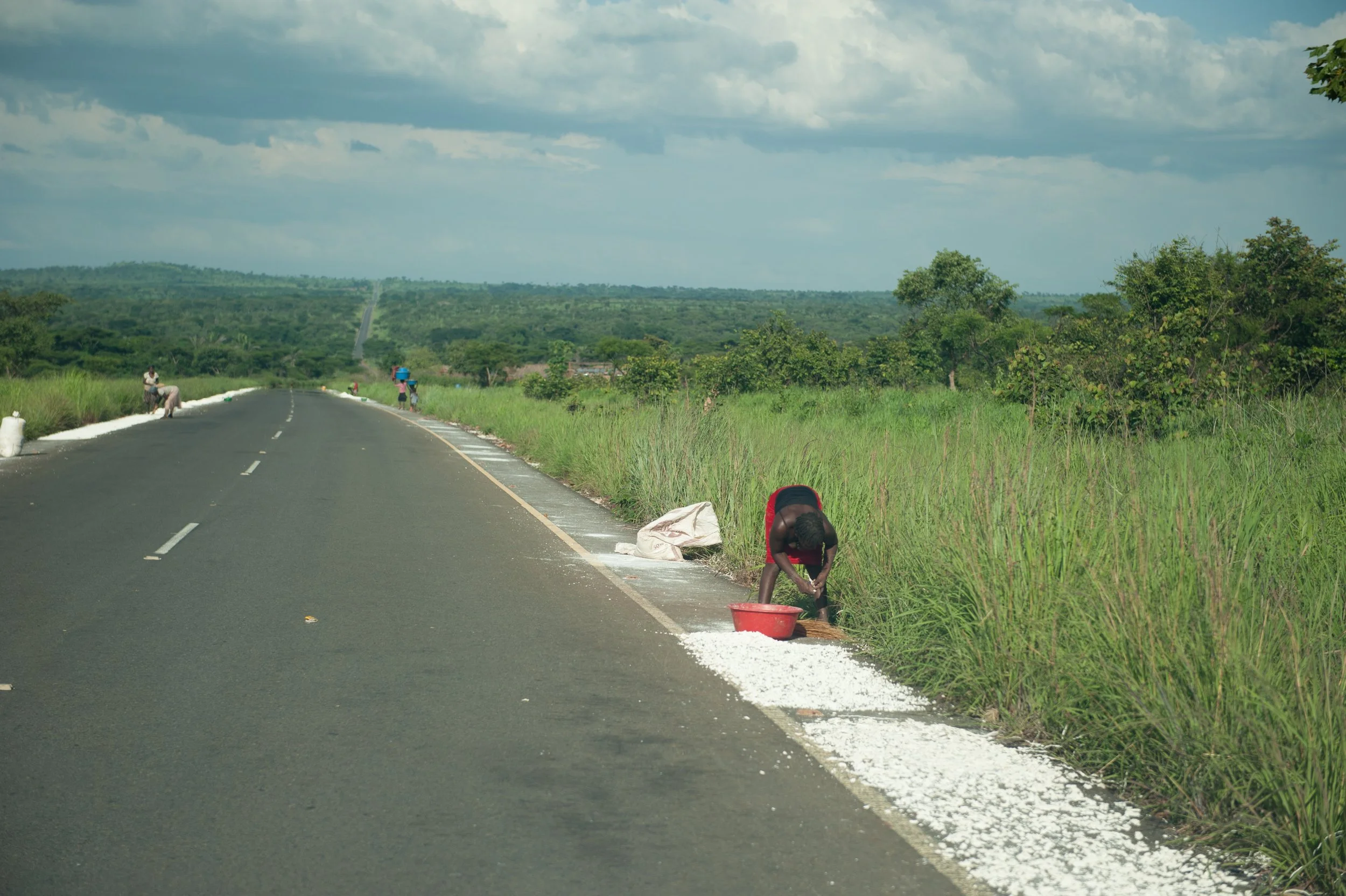 As bermas das estradas são usadas para secar produtos agrícolas ao sol (neste caso, mucua)