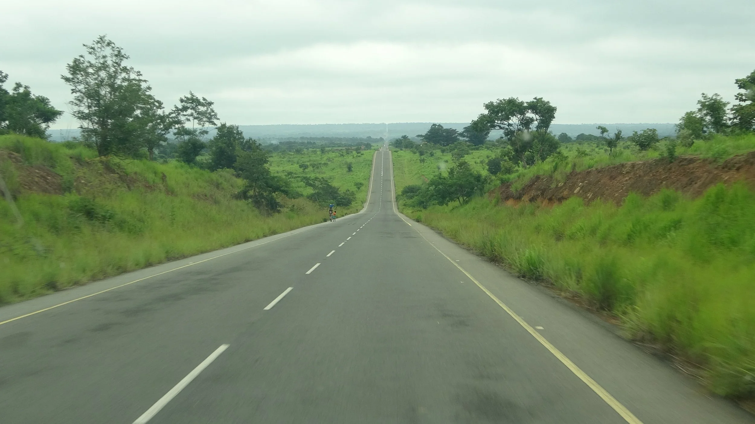 Mais uma recta, na estrada para Luanda.