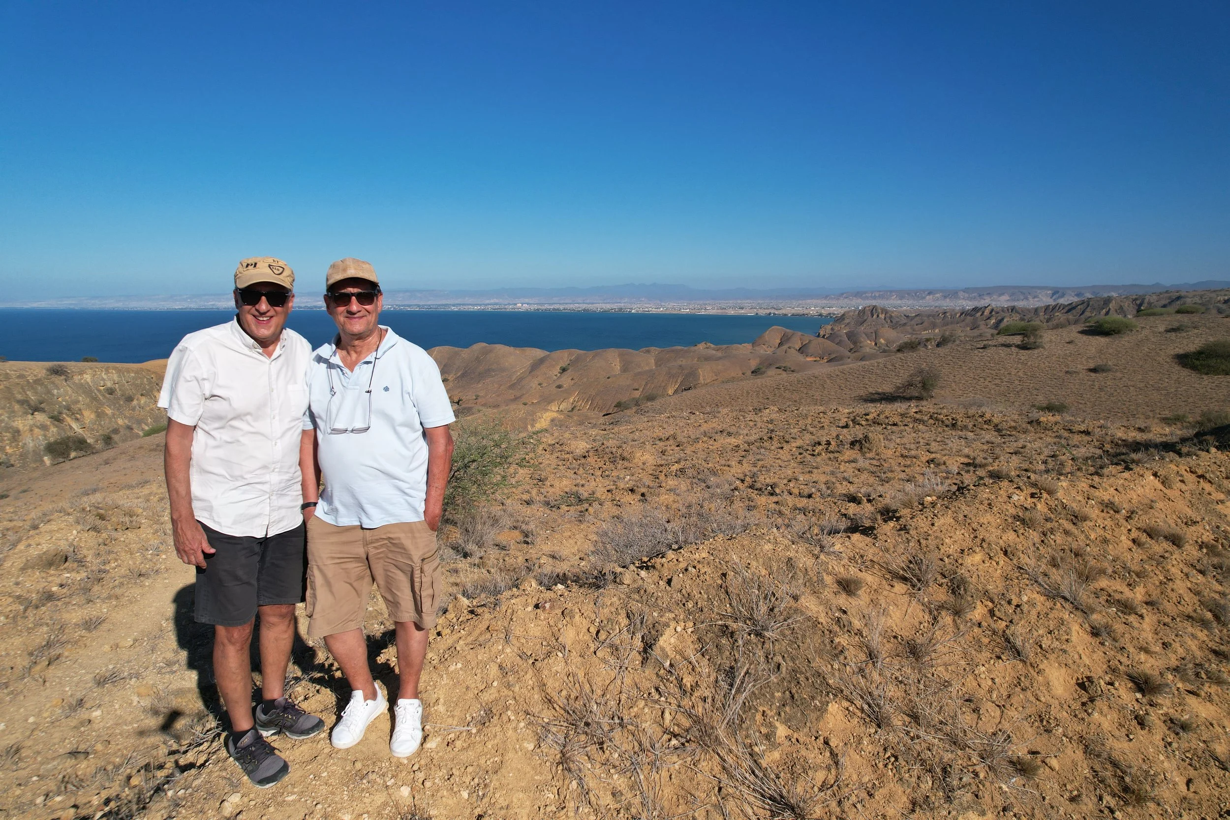 Os manos, no sombreiro.