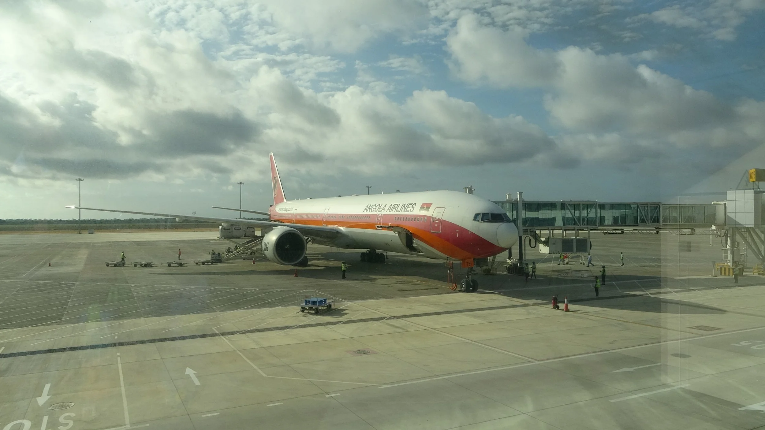 O avião que nos trouxe para Luanda.
Repare-se no tamanho de um técnico à frente do reactor debaixo da asa - o reactor, e o avião, são muito grandes! (Cada asa mede 29 metros!)

Segundo a wikipedia (https://en.wikipedia.org/wiki/General_Electric_GE90)