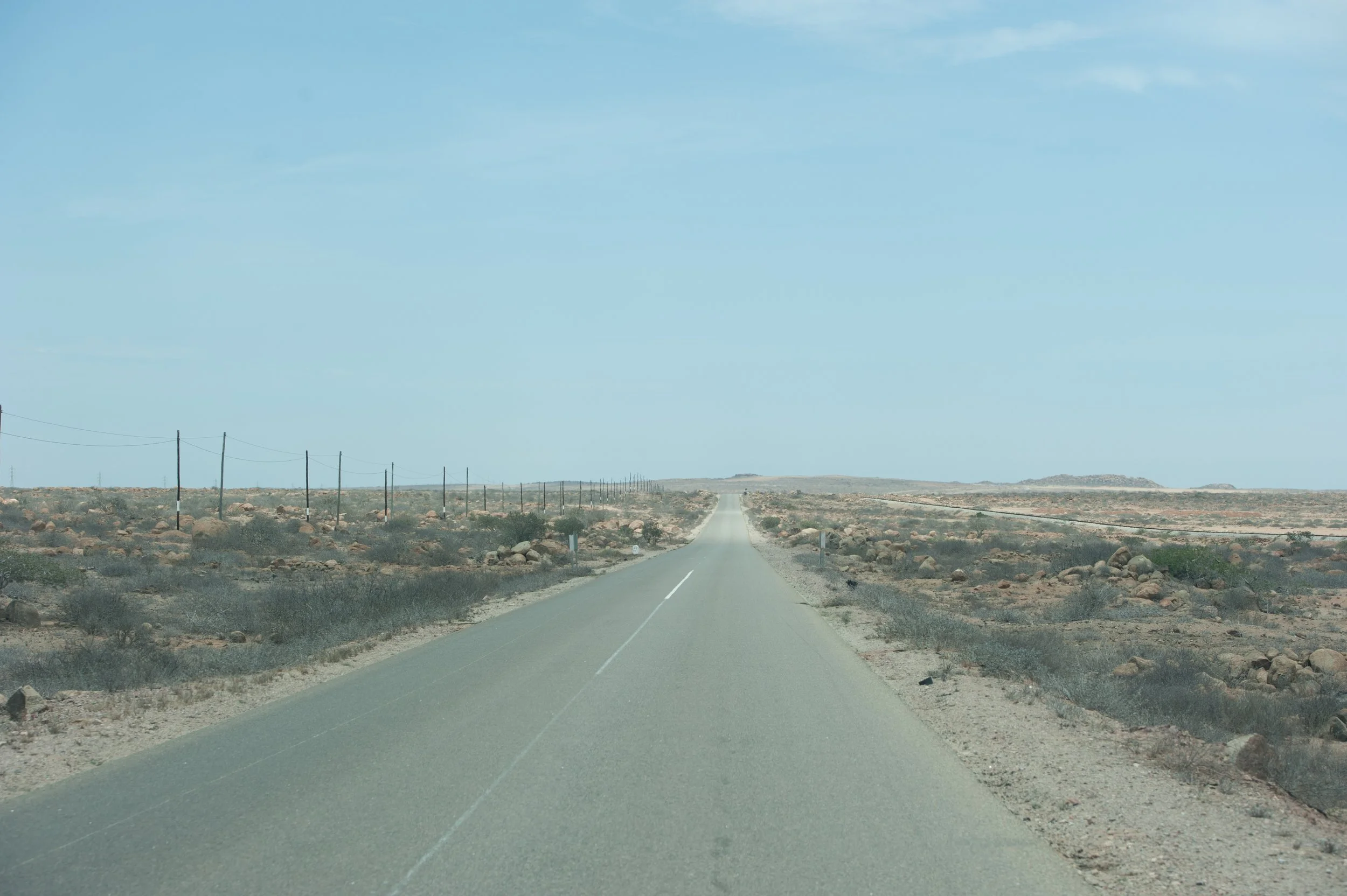 A estrada de Moçâmedes para sul, em direcção de Tômbwa (Porto Alexandre)