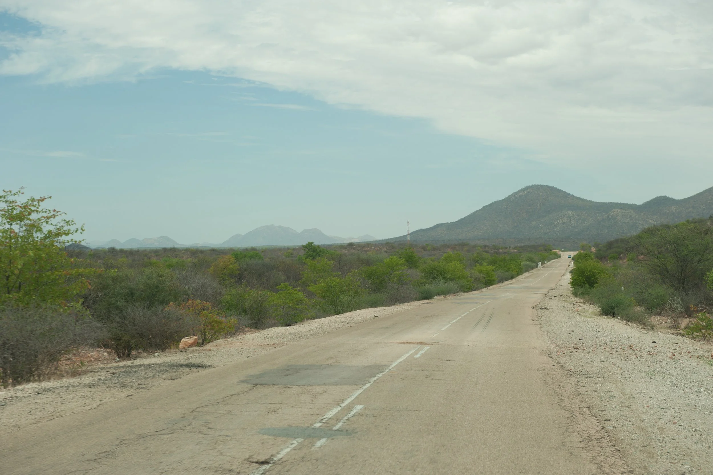 À saída da Serra da Leba, a paisagem torna-se árida-