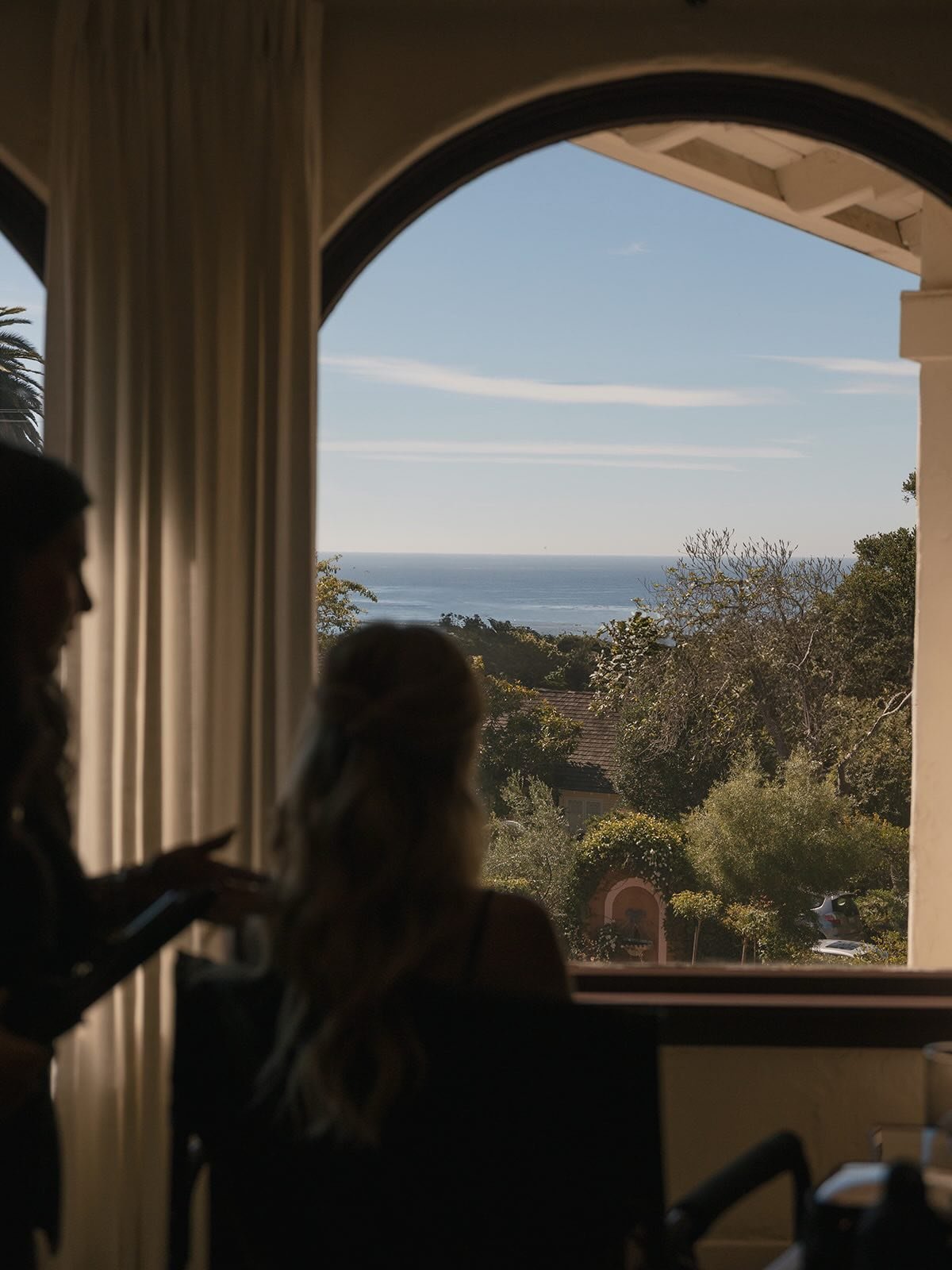 Final touches
⠀⠀⠀⠀⠀⠀⠀⠀⠀
Planning and design ~ @doriandersonevents
Photography ~ @hannahbriphotography
H&amp;MU ~ @kellyjobeauty
Venue ~ @laplayaca
Floral ~ @tycaflowers