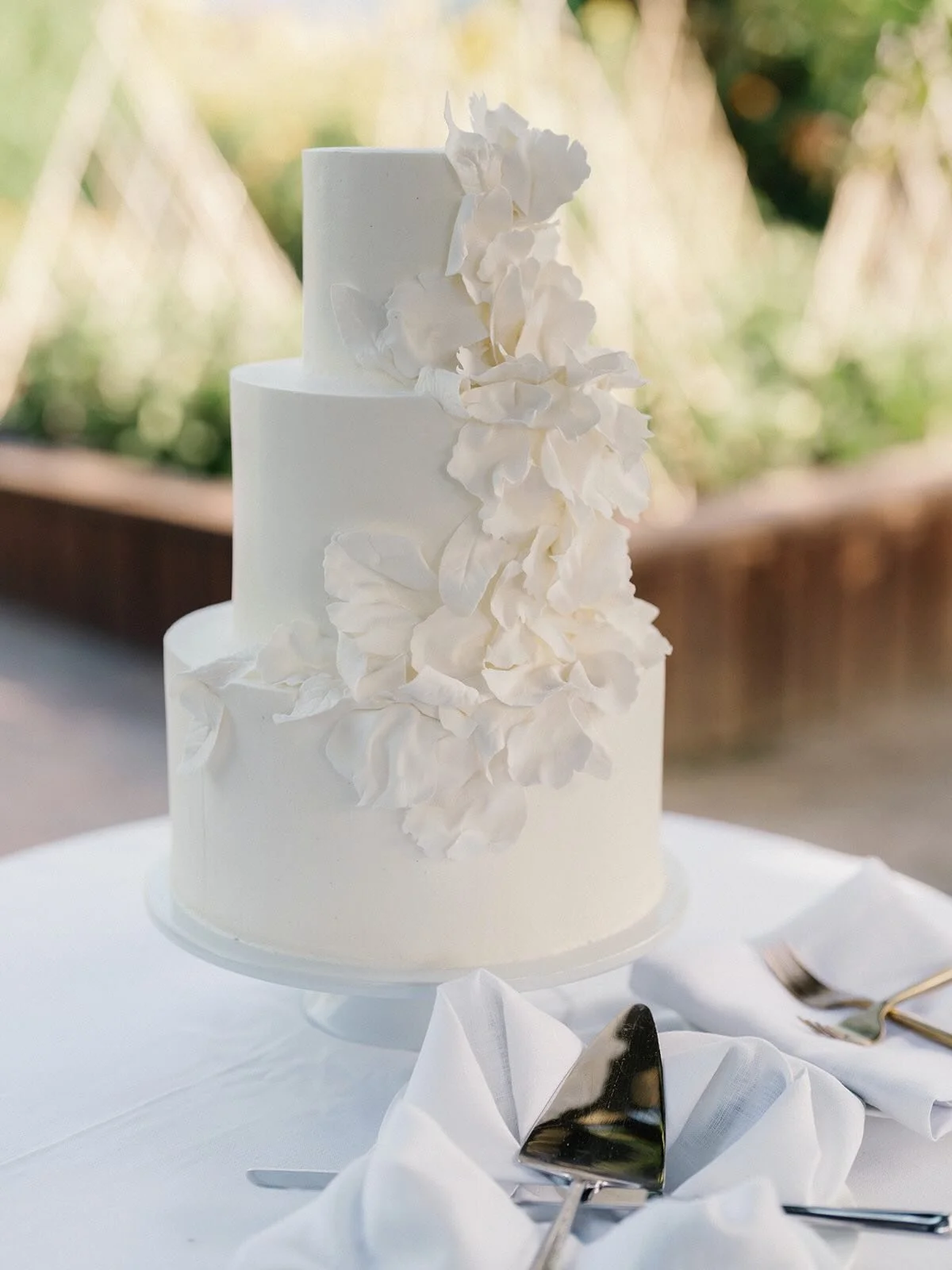 We&rsquo;ll always love working with vibrant hues, but a classic white wedding hits different. Clean, fresh, and elegant.

Photography ~ @seanthomasphoto