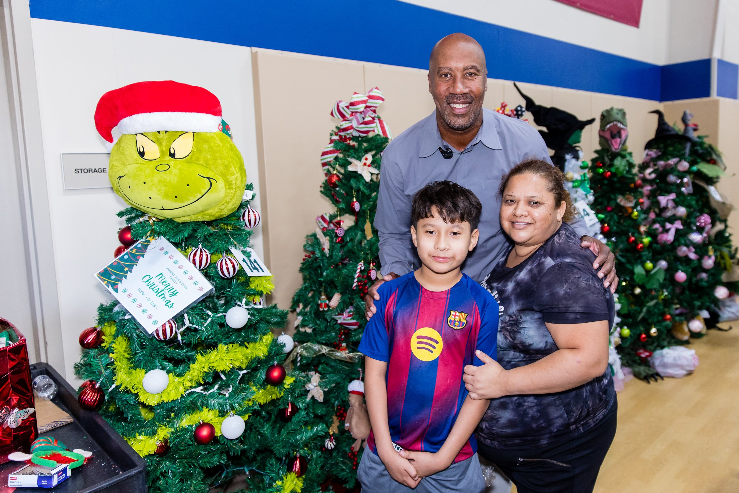 20251209_SAS_IA_MethodistHospitalChristmasTreeGiveaway_21.jpg