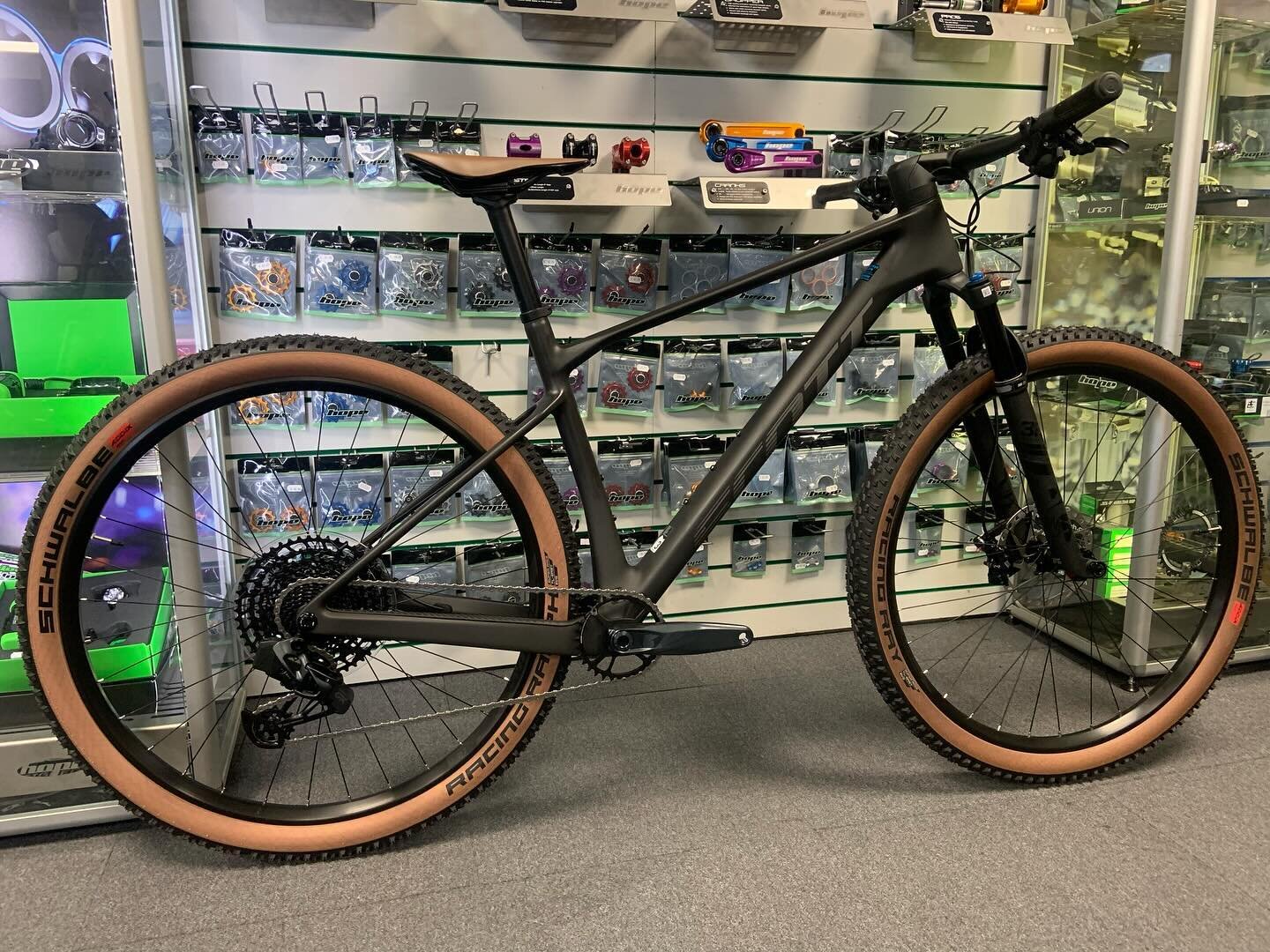 Another @bikeonscott #scale 910 leaving us this weekend. Amazing value Carbon #29er #hardtailmtb  #xc #mountainbike equipped with @foxmtb forks and @srammtb #axs all for &pound;2999.00
#localbikeshop #shoplocal #ridemoremtb #miltonkeynesbikeshop #mil