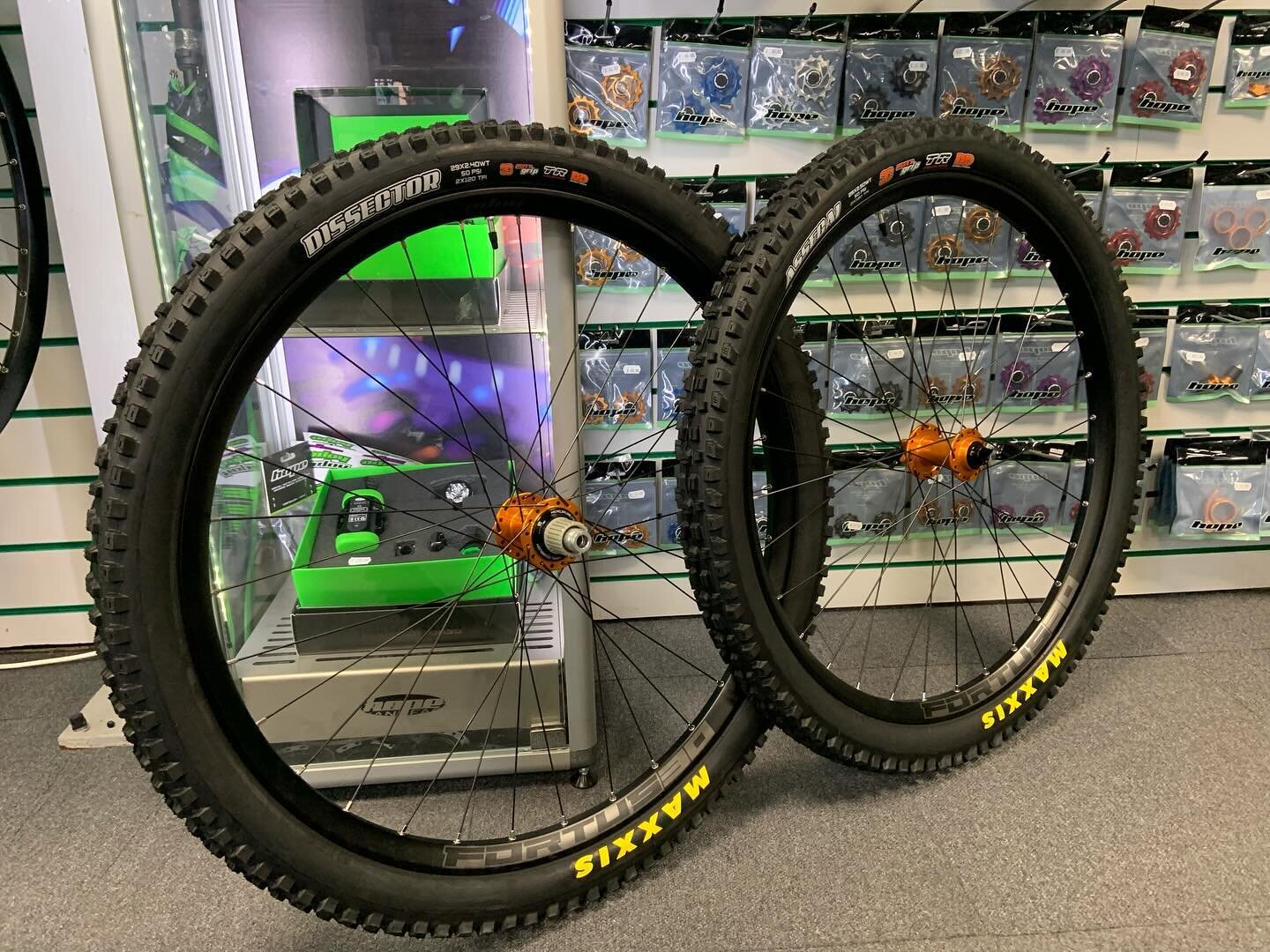 One of our regular customers treated himself to a pair of @hopetech #pro5hubs #fortus30 #wheels in #orange this weekend, nicely covered with @maxxis_tyres @maxxisbike tyres. ❤️💥