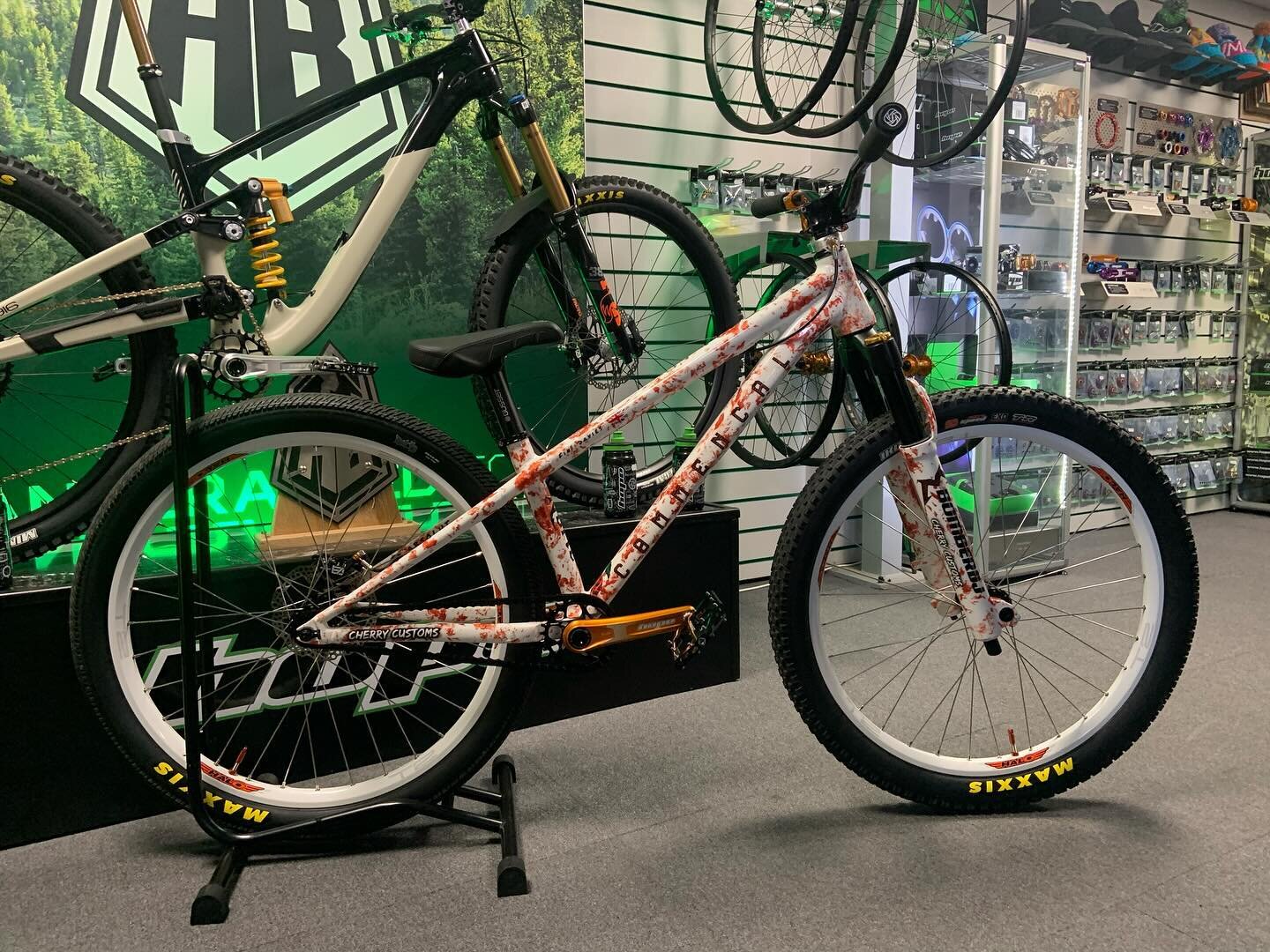 We had the pleasure of @finley2012davies amazing @commencalbikes build in the shop last week for a little tweak. Massive thanks to @hopetech for the support they have given to Fin on this build, the orange cranks and brake really compliment the colou