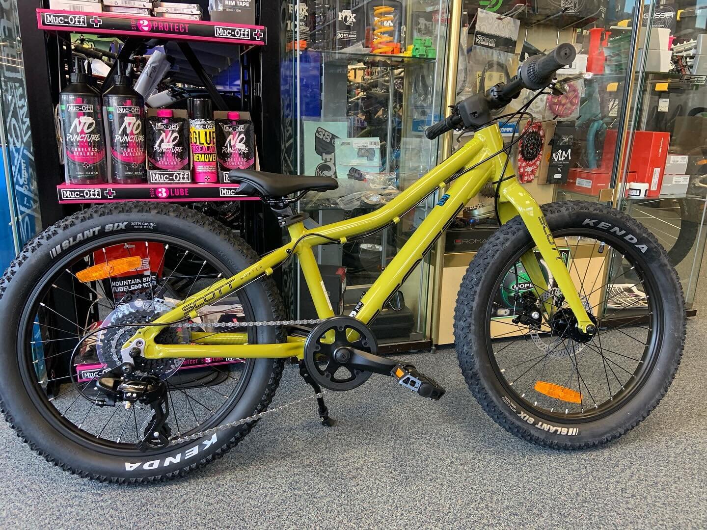 Another of the wonderful @bikeonscott Junior bikes leaving us yesterday. These bikes have been very popular of late due to the great build quality, weight and value. #localbikeshop #kidsbikes #juniorrider #shoplocal #localbusiness #miltonkeynes #milt