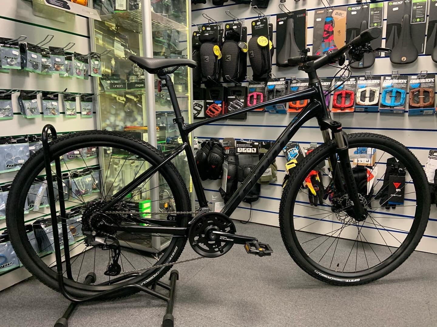 Another fantastic @giantuk #roam #hybridbike getting ready to leave us today. Nice sparkling paint job on this Roam 1. ❤️❤️
#localbikeshop #shoplocal #bikeshop #miltonkeynesbikeshop #miltonkeynes #miltonkeynesbusiness #miltonkeynessmallbusiness #gian