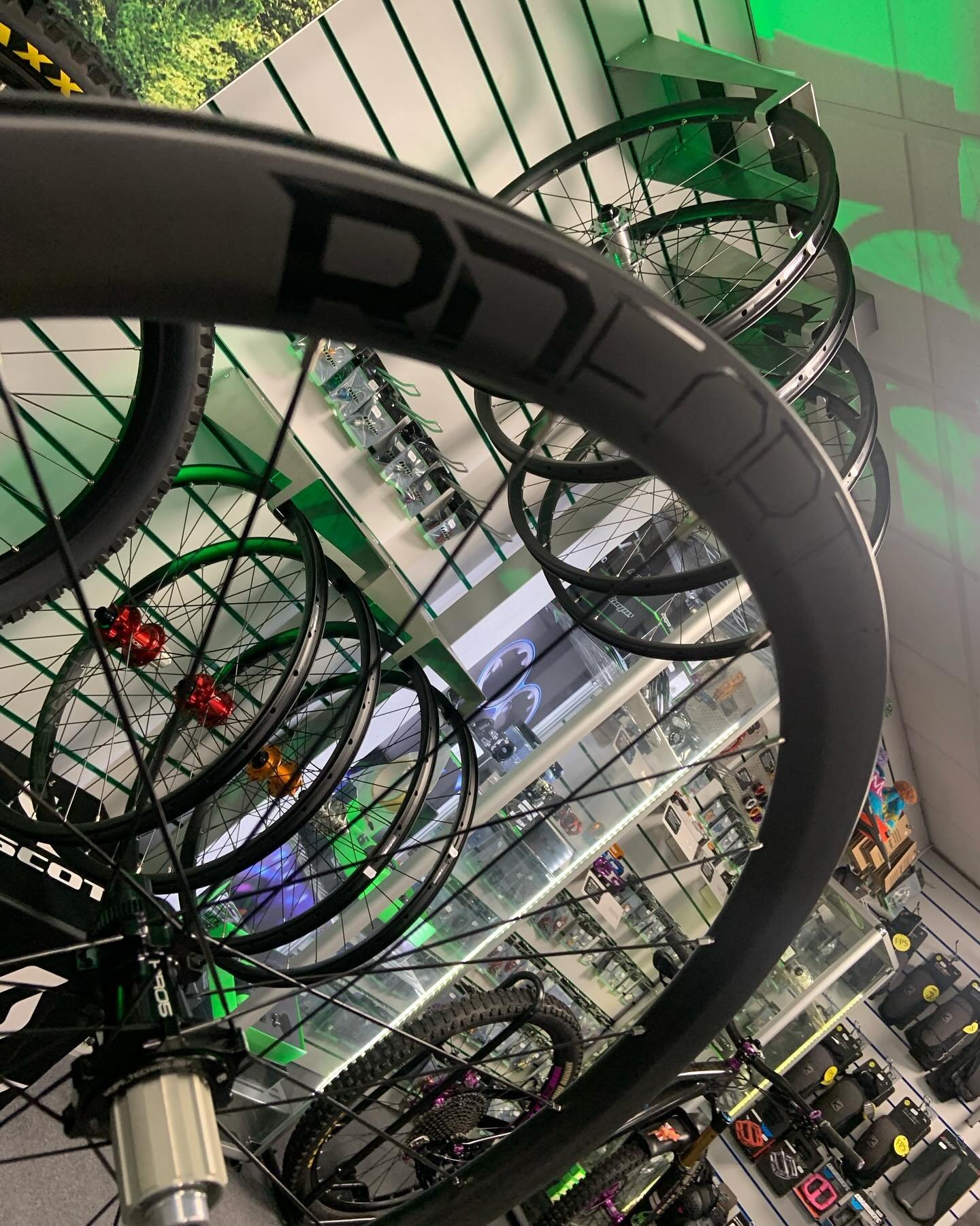 Oh my, oh my!!!! Check these beauty&rsquo;s out. @hopetech yet again delivering the goods, this time the amazing #pro5 hub is laced to a carbon road rim, also supplied is some rather splendid wheel bags. simply stunning ❤️
#localbikeshop #wheels #roa