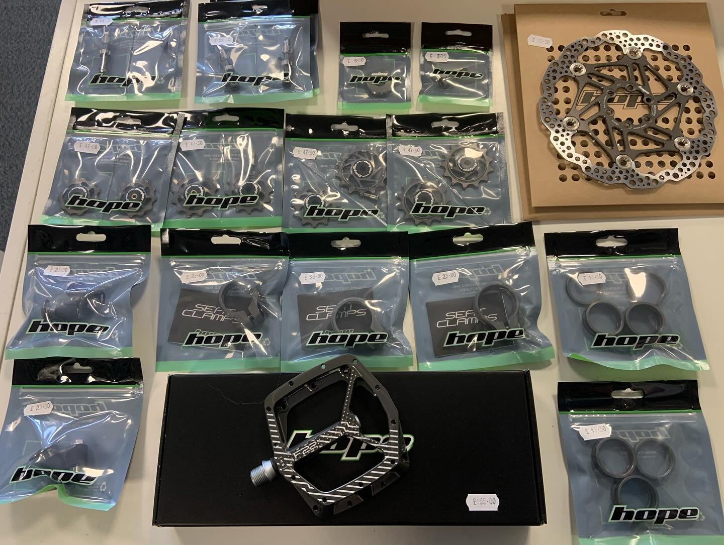 Our first drop@if the new colourway from @hopetech has landed. The smoke colour really will work with pretty much any set up and is one of our personal favourites. So much so the new demo #hb916 has been ordered with Smoke finishing kit. 🥳
Pop in an