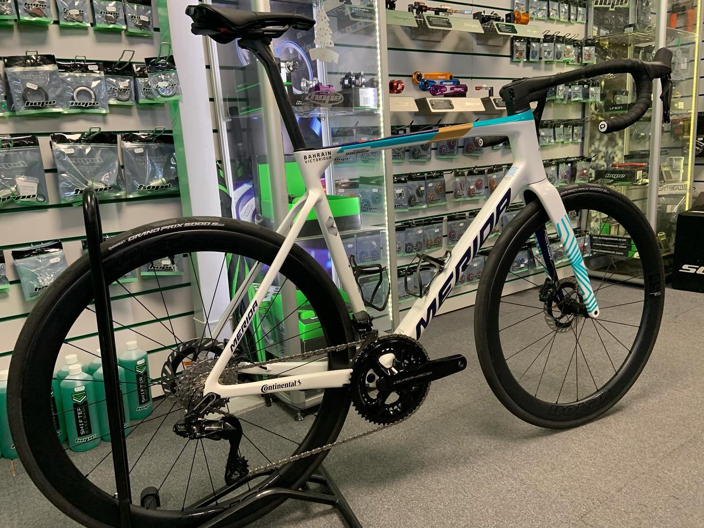 This rather lovely @meridabicyclesuk scultura is all ready for its new owner. This bike is extremely well specified with a full Shimano Dura ace Di2 groupset along with power crank. Vision SL45 wheel set and prologo finishing kit. Coming in at an ama